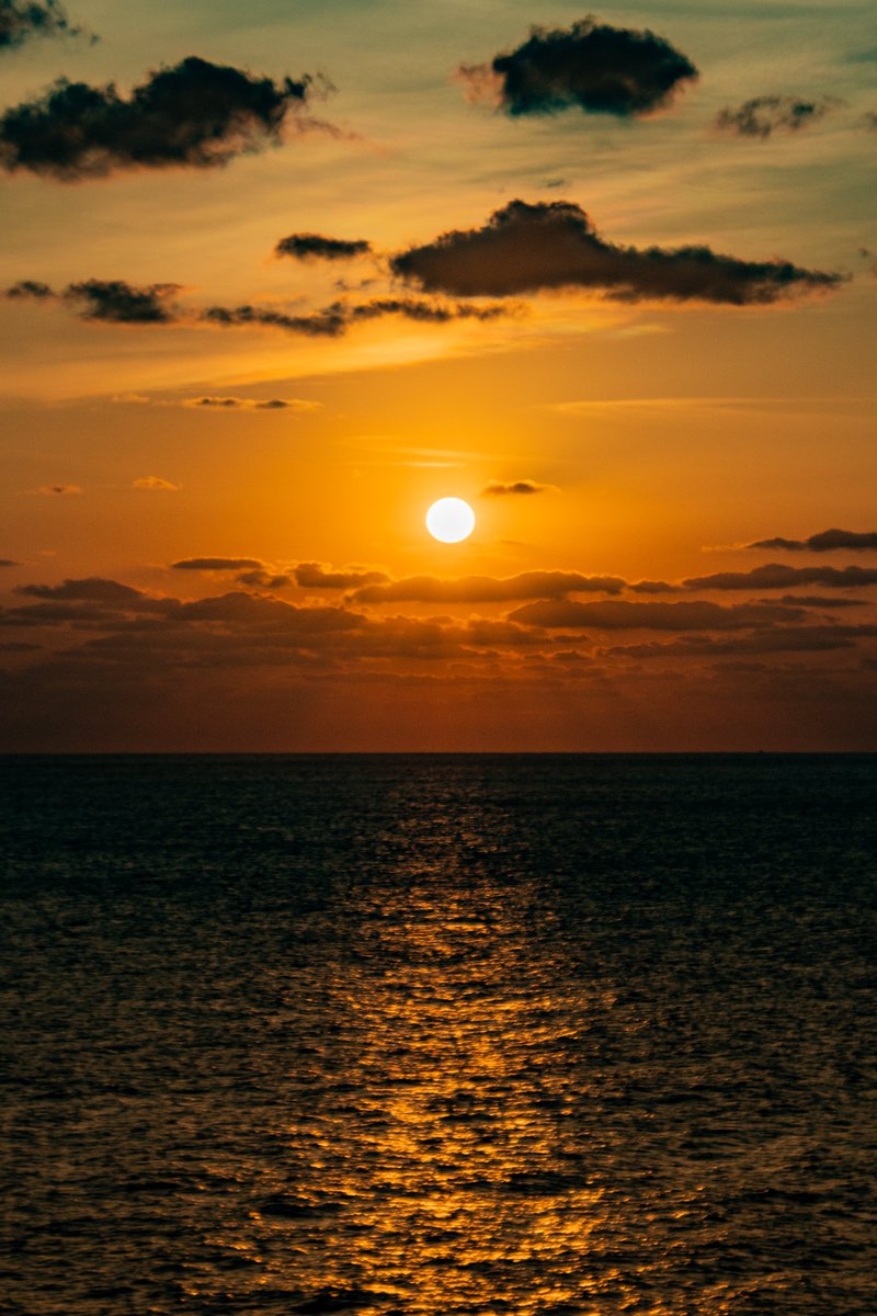 neko_maaaru's tweet photo. こんなとおくまで な西に北のか
かなし南だに 東ずむ
　－五味太郎－

#与那国島 #日本最後の夕日が見える丘 https://t.co/HPorTVBUe4