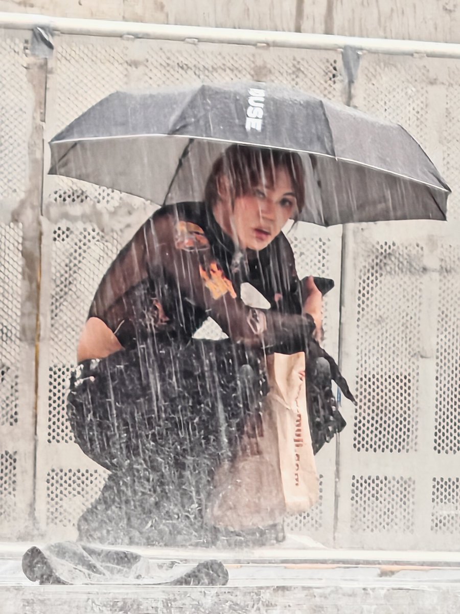 เป็นอากาเซ่ต้องสู้ชีวิต  ฝนตกก็ต้องทนเพื่อผู้ชายของเรา☺️
ปล.น้องน่สรักมากพี่หลบฝนแต่น้องสู้มาก
ขออนุญาต​น้องในภาพด้วยนะคะเห็นน่ารักมาก💚
#Got7inราชมัง2025
#GOT7_NESTFESTinBKK
#GOT7_NESTFESTinBKK_Day2
#GOT7inราชมัง