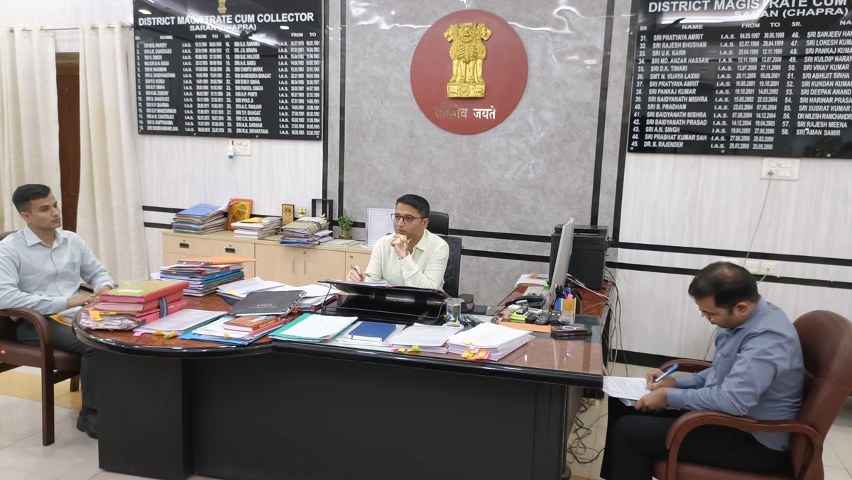 Saran_dm's tweet photo. #childlabour #districttaskforce #meeting #DM #saran #chapra @IPRDBihar
@LRDbihar
 जिलाधिकारी की अध्यक्षता में बाल श्रम उन्मूलन एवं किशोर श्रम निषेध संबंधी जिला स्तरीय टास्क फोर्स की बैठक

विमुक्त कराये गये बाल श्रमिकों के पुनर्वास का नियमित करें फॉलोअप -डीएम
-------------------------------
       सारण, छपरा
    03 मई, 2025
-------------------------------
      जिलाधिकारी श्री अमन समीर की अध्यक्षता में आज बाल श्रम उन्मूलन एवं किशोर श्रम निषेध से संबंधित जिला स्तरीय टास्क फोर्स की बैठक आहूत की गई।
   बाल श्रम के विरुद्ध कार्रवाई हेतु गठित धावा दल को थाना के समन्वय से कारगर कार्रवाई सुनिश्चित करने का निर्देश दिया गया। जिस प्रकार के प्रतिष्ठानों में या जिन क्षेत्रों में बाल श्रम से संबंधित अधिक मामले पाये जा रहे हैं, वहां नियमित रूप से छापामारी सुनिश्चित करने का निर्देश दिया गया।
   बाल श्रम से मुक्त कराए गए वैसे बच्चे, जो सारण जिला के रहने वाले हैं, उनके रिहैबिलिटेशन का नियमित रूप से फॉलो अप सुनिश्चित करने का निर्देश दिया गया।
 बाल श्रमिकों के अधिक नियोजन वाले चिन्हित किए गए क्षेत्रों में इसके विरुद्ध जागरूकता अभियान चलाने का निर्देश दिया गया। वैसे प्रतिष्ठान यथा ईंट भट्ठा, होटल आदि, जहां बाल श्रम के ज्यादा मामले आते हैं, उनके संचालकों के साथ बैठक कर बाल श्रम कानून की जानकारी देने को कहा गया।
     बताया गया कि वर्ष 2014 से अबतक सारण जिला में 287 बाल श्रमिकों को विमुक्त कराया गया है। इस अवधि में 280 एफआईआर नियोजकों के विरूद्ध दर्ज कराए गए हैं। 102 बाल श्रमिकों को तत्काल सहायता के रूप में 3 हजार रुपये की राशि उपलब्ध कराई गई है। 113 विमुक्त बाल श्रमिकों के लिये 20 हजार रुपये राशि पुनर्वास कोष में जमा कराई गई है।पात्र 108 में से 103 बाल श्रमिकों को मुख्यमंत्री राहत कोष से 25 हजार रुपये की राशि उपलब्ध कराई गई है।
   बैठक में उपविकास आयुक्त , अनुमंडल पदाधिकारी सदर, श्रम अधीक्षक, डीपीओ आईसीडीएस, श्रम प्रवर्तन पदाधिकारी, सहायक निदेशक बाल संरक्षण, सिविल कोर्ट के प्रतिनिधि, एनजीओ प्रतिनिधि आदि उपस्थित थे।