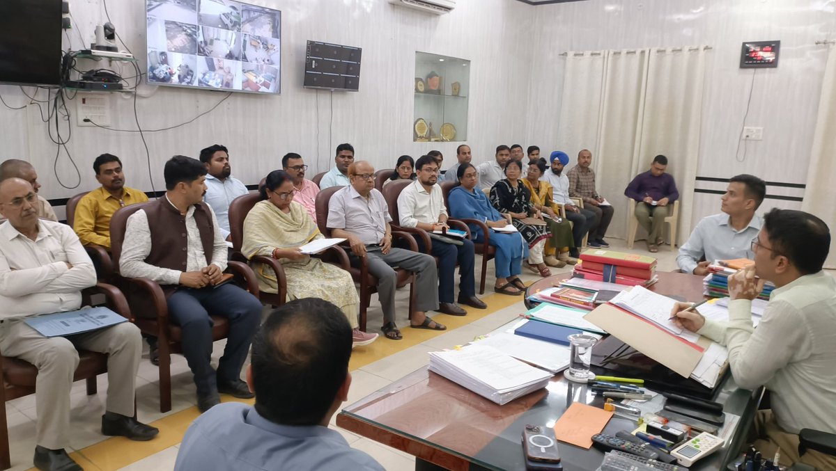 Saran_dm's tweet photo. #childlabour #districttaskforce #meeting #DM #saran #chapra @IPRDBihar
@LRDbihar
 जिलाधिकारी की अध्यक्षता में बाल श्रम उन्मूलन एवं किशोर श्रम निषेध संबंधी जिला स्तरीय टास्क फोर्स की बैठक

विमुक्त कराये गये बाल श्रमिकों के पुनर्वास का नियमित करें फॉलोअप -डीएम
-------------------------------
       सारण, छपरा
    03 मई, 2025
-------------------------------
      जिलाधिकारी श्री अमन समीर की अध्यक्षता में आज बाल श्रम उन्मूलन एवं किशोर श्रम निषेध से संबंधित जिला स्तरीय टास्क फोर्स की बैठक आहूत की गई।
   बाल श्रम के विरुद्ध कार्रवाई हेतु गठित धावा दल को थाना के समन्वय से कारगर कार्रवाई सुनिश्चित करने का निर्देश दिया गया। जिस प्रकार के प्रतिष्ठानों में या जिन क्षेत्रों में बाल श्रम से संबंधित अधिक मामले पाये जा रहे हैं, वहां नियमित रूप से छापामारी सुनिश्चित करने का निर्देश दिया गया।
   बाल श्रम से मुक्त कराए गए वैसे बच्चे, जो सारण जिला के रहने वाले हैं, उनके रिहैबिलिटेशन का नियमित रूप से फॉलो अप सुनिश्चित करने का निर्देश दिया गया।
 बाल श्रमिकों के अधिक नियोजन वाले चिन्हित किए गए क्षेत्रों में इसके विरुद्ध जागरूकता अभियान चलाने का निर्देश दिया गया। वैसे प्रतिष्ठान यथा ईंट भट्ठा, होटल आदि, जहां बाल श्रम के ज्यादा मामले आते हैं, उनके संचालकों के साथ बैठक कर बाल श्रम कानून की जानकारी देने को कहा गया।
     बताया गया कि वर्ष 2014 से अबतक सारण जिला में 287 बाल श्रमिकों को विमुक्त कराया गया है। इस अवधि में 280 एफआईआर नियोजकों के विरूद्ध दर्ज कराए गए हैं। 102 बाल श्रमिकों को तत्काल सहायता के रूप में 3 हजार रुपये की राशि उपलब्ध कराई गई है। 113 विमुक्त बाल श्रमिकों के लिये 20 हजार रुपये राशि पुनर्वास कोष में जमा कराई गई है।पात्र 108 में से 103 बाल श्रमिकों को मुख्यमंत्री राहत कोष से 25 हजार रुपये की राशि उपलब्ध कराई गई है।
   बैठक में उपविकास आयुक्त , अनुमंडल पदाधिकारी सदर, श्रम अधीक्षक, डीपीओ आईसीडीएस, श्रम प्रवर्तन पदाधिकारी, सहायक निदेशक बाल संरक्षण, सिविल कोर्ट के प्रतिनिधि, एनजीओ प्रतिनिधि आदि उपस्थित थे।
