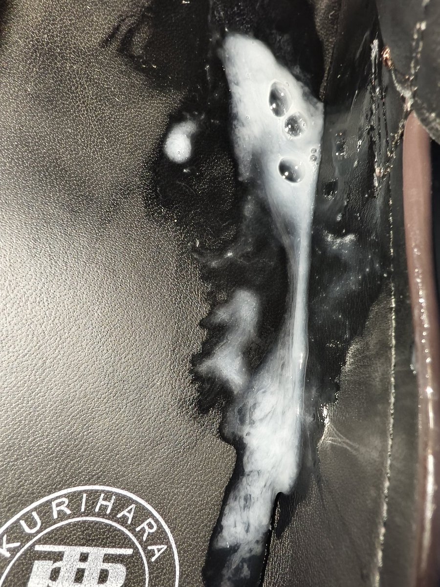人生中第一次扫到jk制服鞋，配合着朋友圈的照片撸射她，jk制服鞋和lo鞋的区别是，制服鞋略软一点，鸡8️⃣直接插入脚尖部分，直接保养，射完拍的时候再对比朋友圈的照片，满满的满足感
#扫楼 #原味 #jk制服鞋 #lo鞋