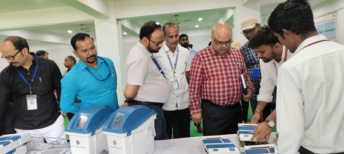 Saran_dm's tweet photo. #elections #EVM #firstlevelcheck #inspection #saran #chapra @CEOBihar
@IPRDBihar 
सारण में चल रहा एफएलएसी कार्य संतोषप्रद और सराहनीय 

भारत निर्वाचन आयोग के सचिव और केरल के डिप्टी सीइओ पहुंचे जांच में 

छपरा 
सारण में इवीएम के प्रथम स्तरीय जांच में निर्वाचन आयोग के मार्गदर्शन का शत प्रतिशत अनुपालन किया जा रहा है। उक्त टिप्पणी भारत निर्वाचन आयोग के द्वारा सारण के लिए प्रेक्षक के रूप में प्रतिनियुक्त आयोग के सचिव श्री एसके मिश्रा और केरल के डिप्टी सीइओ अमिष टी ने अपनी टिप्पणी में कहीं। दोनों अधिकारी शनिवार को सारण में जारी इवीएम के एफएलसी कार्य का पर्यवेक्षण के लिए पहुंचे। उन्होंने आयोग द्वारा निर्धारित फॉर्मेट के अनुसार भौतिक और तकनीकी पहलुओं पर जांच किया। सबसे पहले उन्होंने इंट्री गेट पर डीएफएमडी की कार्यशीलता, फ्रिक्सिंग, मोबाईल जमा केंद्र और सुरक्षा बल के मानक को चेक किया। उन्होंने स्वयं अपनी इंट्री लॉगबुक में करने के साथ ही पंजी के तिथि लोगों की संख्या और इन-आउट का समय जांचा। अधिकारी द्वय ने सीसीटीवी के अधिस्थापना को देखते हुए यह सुनिश्चित किया कि प्रवेश से लेकर काम के स्थान तक कोई ब्लैक स्पॉट तो नहीं है। उन्होंने सीसीटीवी के पुराने बैकअप को भी रैंडम समय के अनुसार जांचा। इसके अतिरिक्त फायर एलार्म और अग्निशामक यंत्र, शौचालय, ड्रिंकिंग वाटर, चाय, नाश्ता, आदि सहूलियत को देखा। उन्होंने एफएलसी हॉल के डस्टफ्री, प्रकाशित और हवादार होने के बिंदुओं को देखा। श्री अमिष और मिश्रा ने एफएलसी के तकनीकी पहलूओं का गहनता से परीक्षण किया। चल रहे काम में उन्होंने मशीनों की सफाई यूनिट में स्वयं जा कर देखा। ईस्तेमाल किए जाने वाले केमिकल को जांचा कि आईएसओ प्रोफाइल एल्कोहल है अथवा नहीं। उसके बाद उन्होंने एफएलसी के पूर्व मशीनों को पीएफएलसी यूनिट से जांचने की प्रक्रिया को देखा। साथ ही एसएलयू से वीवी पैट में सिम्बल लोडिंग और सभी यूनिट को जोड़ कर मॉक वोटिंग की प्रक्रिया को देखा। उन्होंने प्रश्न किया कि सभी वोटिंग बटन पर छह-छह वोट डालने के दौरान सिम्बल की प्रिंटिंग देखी जा रही है या नहीं। 96 वोटिंग पूरी होने पर पर्ची की गिनती कर उन्हें उसी समय श्रेडिंग मशीन से कतरन किया जा रहा है। एफएलसी ओके मशीन की ईएमएस पोर्टल पर स्कैनिंग कार्य को जांचने के साथ ही उन्होंने ठीक और खराब मशीन को सेपरेट वेयरहाउस में स्टोरेज को जाकर देखा। वहां पर उन्होंने पीएफएलसीयू से रैंडम तरीके से इवीएम और वीवी पैट की ओके और रिजेक्शन की जांच की। लगभग तीन घंटे के निरीक्षण के पाश्चात उन्होंने सारण की व्यवस्था को अति संतोषप्रद और शानदार बताया। उन्होंने बताया कि इसकी रिपोर्ट चुनाव आयोग को 45 बिंदुओं के एनेक्चर 14 में की जाएगी। इस दौरान एफएलसी कार्य के निरीक्षक सह नगर आयुक्त श्री सुनील कुमार पांडेय, उप निर्वाचन पदाधिकारी श्री जावेद एकबाल, नोडल पदाधिकारी सह जिला अल्पसंख्यक कल्याण पदाधिकारी श्री रवि प्रकाश, डीपीआरओ श्री रतन परवेज आदि उपस्थित थे।