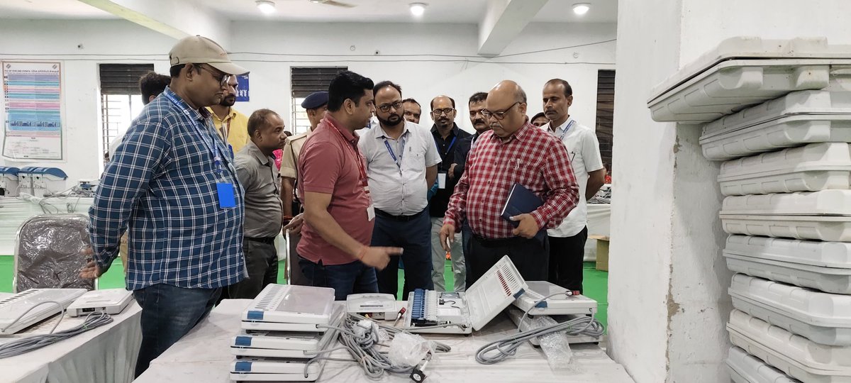 Saran_dm's tweet photo. #elections #EVM #firstlevelcheck #inspection #saran #chapra @CEOBihar
@IPRDBihar 
सारण में चल रहा एफएलएसी कार्य संतोषप्रद और सराहनीय 

भारत निर्वाचन आयोग के सचिव और केरल के डिप्टी सीइओ पहुंचे जांच में 

छपरा 
सारण में इवीएम के प्रथम स्तरीय जांच में निर्वाचन आयोग के मार्गदर्शन का शत प्रतिशत अनुपालन किया जा रहा है। उक्त टिप्पणी भारत निर्वाचन आयोग के द्वारा सारण के लिए प्रेक्षक के रूप में प्रतिनियुक्त आयोग के सचिव श्री एसके मिश्रा और केरल के डिप्टी सीइओ अमिष टी ने अपनी टिप्पणी में कहीं। दोनों अधिकारी शनिवार को सारण में जारी इवीएम के एफएलसी कार्य का पर्यवेक्षण के लिए पहुंचे। उन्होंने आयोग द्वारा निर्धारित फॉर्मेट के अनुसार भौतिक और तकनीकी पहलुओं पर जांच किया। सबसे पहले उन्होंने इंट्री गेट पर डीएफएमडी की कार्यशीलता, फ्रिक्सिंग, मोबाईल जमा केंद्र और सुरक्षा बल के मानक को चेक किया। उन्होंने स्वयं अपनी इंट्री लॉगबुक में करने के साथ ही पंजी के तिथि लोगों की संख्या और इन-आउट का समय जांचा। अधिकारी द्वय ने सीसीटीवी के अधिस्थापना को देखते हुए यह सुनिश्चित किया कि प्रवेश से लेकर काम के स्थान तक कोई ब्लैक स्पॉट तो नहीं है। उन्होंने सीसीटीवी के पुराने बैकअप को भी रैंडम समय के अनुसार जांचा। इसके अतिरिक्त फायर एलार्म और अग्निशामक यंत्र, शौचालय, ड्रिंकिंग वाटर, चाय, नाश्ता, आदि सहूलियत को देखा। उन्होंने एफएलसी हॉल के डस्टफ्री, प्रकाशित और हवादार होने के बिंदुओं को देखा। श्री अमिष और मिश्रा ने एफएलसी के तकनीकी पहलूओं का गहनता से परीक्षण किया। चल रहे काम में उन्होंने मशीनों की सफाई यूनिट में स्वयं जा कर देखा। ईस्तेमाल किए जाने वाले केमिकल को जांचा कि आईएसओ प्रोफाइल एल्कोहल है अथवा नहीं। उसके बाद उन्होंने एफएलसी के पूर्व मशीनों को पीएफएलसी यूनिट से जांचने की प्रक्रिया को देखा। साथ ही एसएलयू से वीवी पैट में सिम्बल लोडिंग और सभी यूनिट को जोड़ कर मॉक वोटिंग की प्रक्रिया को देखा। उन्होंने प्रश्न किया कि सभी वोटिंग बटन पर छह-छह वोट डालने के दौरान सिम्बल की प्रिंटिंग देखी जा रही है या नहीं। 96 वोटिंग पूरी होने पर पर्ची की गिनती कर उन्हें उसी समय श्रेडिंग मशीन से कतरन किया जा रहा है। एफएलसी ओके मशीन की ईएमएस पोर्टल पर स्कैनिंग कार्य को जांचने के साथ ही उन्होंने ठीक और खराब मशीन को सेपरेट वेयरहाउस में स्टोरेज को जाकर देखा। वहां पर उन्होंने पीएफएलसीयू से रैंडम तरीके से इवीएम और वीवी पैट की ओके और रिजेक्शन की जांच की। लगभग तीन घंटे के निरीक्षण के पाश्चात उन्होंने सारण की व्यवस्था को अति संतोषप्रद और शानदार बताया। उन्होंने बताया कि इसकी रिपोर्ट चुनाव आयोग को 45 बिंदुओं के एनेक्चर 14 में की जाएगी। इस दौरान एफएलसी कार्य के निरीक्षक सह नगर आयुक्त श्री सुनील कुमार पांडेय, उप निर्वाचन पदाधिकारी श्री जावेद एकबाल, नोडल पदाधिकारी सह जिला अल्पसंख्यक कल्याण पदाधिकारी श्री रवि प्रकाश, डीपीआरओ श्री रतन परवेज आदि उपस्थित थे।