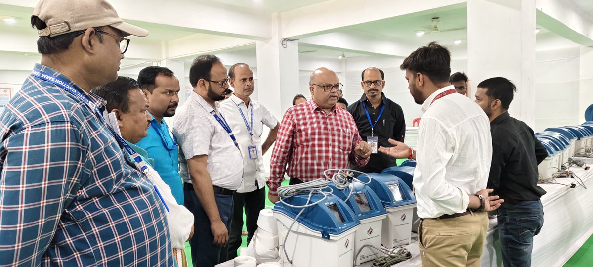 Saran_dm's tweet photo. #elections #EVM #firstlevelcheck #inspection #saran #chapra @CEOBihar
@IPRDBihar 
सारण में चल रहा एफएलएसी कार्य संतोषप्रद और सराहनीय 

भारत निर्वाचन आयोग के सचिव और केरल के डिप्टी सीइओ पहुंचे जांच में 

छपरा 
सारण में इवीएम के प्रथम स्तरीय जांच में निर्वाचन आयोग के मार्गदर्शन का शत प्रतिशत अनुपालन किया जा रहा है। उक्त टिप्पणी भारत निर्वाचन आयोग के द्वारा सारण के लिए प्रेक्षक के रूप में प्रतिनियुक्त आयोग के सचिव श्री एसके मिश्रा और केरल के डिप्टी सीइओ अमिष टी ने अपनी टिप्पणी में कहीं। दोनों अधिकारी शनिवार को सारण में जारी इवीएम के एफएलसी कार्य का पर्यवेक्षण के लिए पहुंचे। उन्होंने आयोग द्वारा निर्धारित फॉर्मेट के अनुसार भौतिक और तकनीकी पहलुओं पर जांच किया। सबसे पहले उन्होंने इंट्री गेट पर डीएफएमडी की कार्यशीलता, फ्रिक्सिंग, मोबाईल जमा केंद्र और सुरक्षा बल के मानक को चेक किया। उन्होंने स्वयं अपनी इंट्री लॉगबुक में करने के साथ ही पंजी के तिथि लोगों की संख्या और इन-आउट का समय जांचा। अधिकारी द्वय ने सीसीटीवी के अधिस्थापना को देखते हुए यह सुनिश्चित किया कि प्रवेश से लेकर काम के स्थान तक कोई ब्लैक स्पॉट तो नहीं है। उन्होंने सीसीटीवी के पुराने बैकअप को भी रैंडम समय के अनुसार जांचा। इसके अतिरिक्त फायर एलार्म और अग्निशामक यंत्र, शौचालय, ड्रिंकिंग वाटर, चाय, नाश्ता, आदि सहूलियत को देखा। उन्होंने एफएलसी हॉल के डस्टफ्री, प्रकाशित और हवादार होने के बिंदुओं को देखा। श्री अमिष और मिश्रा ने एफएलसी के तकनीकी पहलूओं का गहनता से परीक्षण किया। चल रहे काम में उन्होंने मशीनों की सफाई यूनिट में स्वयं जा कर देखा। ईस्तेमाल किए जाने वाले केमिकल को जांचा कि आईएसओ प्रोफाइल एल्कोहल है अथवा नहीं। उसके बाद उन्होंने एफएलसी के पूर्व मशीनों को पीएफएलसी यूनिट से जांचने की प्रक्रिया को देखा। साथ ही एसएलयू से वीवी पैट में सिम्बल लोडिंग और सभी यूनिट को जोड़ कर मॉक वोटिंग की प्रक्रिया को देखा। उन्होंने प्रश्न किया कि सभी वोटिंग बटन पर छह-छह वोट डालने के दौरान सिम्बल की प्रिंटिंग देखी जा रही है या नहीं। 96 वोटिंग पूरी होने पर पर्ची की गिनती कर उन्हें उसी समय श्रेडिंग मशीन से कतरन किया जा रहा है। एफएलसी ओके मशीन की ईएमएस पोर्टल पर स्कैनिंग कार्य को जांचने के साथ ही उन्होंने ठीक और खराब मशीन को सेपरेट वेयरहाउस में स्टोरेज को जाकर देखा। वहां पर उन्होंने पीएफएलसीयू से रैंडम तरीके से इवीएम और वीवी पैट की ओके और रिजेक्शन की जांच की। लगभग तीन घंटे के निरीक्षण के पाश्चात उन्होंने सारण की व्यवस्था को अति संतोषप्रद और शानदार बताया। उन्होंने बताया कि इसकी रिपोर्ट चुनाव आयोग को 45 बिंदुओं के एनेक्चर 14 में की जाएगी। इस दौरान एफएलसी कार्य के निरीक्षक सह नगर आयुक्त श्री सुनील कुमार पांडेय, उप निर्वाचन पदाधिकारी श्री जावेद एकबाल, नोडल पदाधिकारी सह जिला अल्पसंख्यक कल्याण पदाधिकारी श्री रवि प्रकाश, डीपीआरओ श्री रतन परवेज आदि उपस्थित थे।
