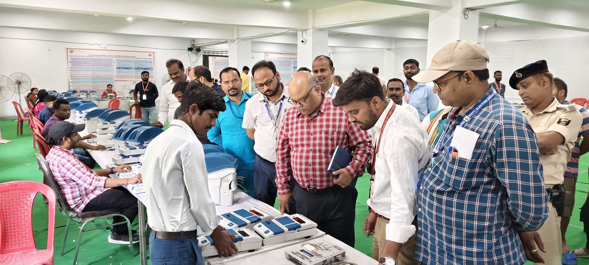 Saran_dm's tweet photo. #elections #EVM #firstlevelcheck #inspection #saran #chapra @CEOBihar
@IPRDBihar 
सारण में चल रहा एफएलएसी कार्य संतोषप्रद और सराहनीय 

भारत निर्वाचन आयोग के सचिव और केरल के डिप्टी सीइओ पहुंचे जांच में 

छपरा 
सारण में इवीएम के प्रथम स्तरीय जांच में निर्वाचन आयोग के मार्गदर्शन का शत प्रतिशत अनुपालन किया जा रहा है। उक्त टिप्पणी भारत निर्वाचन आयोग के द्वारा सारण के लिए प्रेक्षक के रूप में प्रतिनियुक्त आयोग के सचिव श्री एसके मिश्रा और केरल के डिप्टी सीइओ अमिष टी ने अपनी टिप्पणी में कहीं। दोनों अधिकारी शनिवार को सारण में जारी इवीएम के एफएलसी कार्य का पर्यवेक्षण के लिए पहुंचे। उन्होंने आयोग द्वारा निर्धारित फॉर्मेट के अनुसार भौतिक और तकनीकी पहलुओं पर जांच किया। सबसे पहले उन्होंने इंट्री गेट पर डीएफएमडी की कार्यशीलता, फ्रिक्सिंग, मोबाईल जमा केंद्र और सुरक्षा बल के मानक को चेक किया। उन्होंने स्वयं अपनी इंट्री लॉगबुक में करने के साथ ही पंजी के तिथि लोगों की संख्या और इन-आउट का समय जांचा। अधिकारी द्वय ने सीसीटीवी के अधिस्थापना को देखते हुए यह सुनिश्चित किया कि प्रवेश से लेकर काम के स्थान तक कोई ब्लैक स्पॉट तो नहीं है। उन्होंने सीसीटीवी के पुराने बैकअप को भी रैंडम समय के अनुसार जांचा। इसके अतिरिक्त फायर एलार्म और अग्निशामक यंत्र, शौचालय, ड्रिंकिंग वाटर, चाय, नाश्ता, आदि सहूलियत को देखा। उन्होंने एफएलसी हॉल के डस्टफ्री, प्रकाशित और हवादार होने के बिंदुओं को देखा। श्री अमिष और मिश्रा ने एफएलसी के तकनीकी पहलूओं का गहनता से परीक्षण किया। चल रहे काम में उन्होंने मशीनों की सफाई यूनिट में स्वयं जा कर देखा। ईस्तेमाल किए जाने वाले केमिकल को जांचा कि आईएसओ प्रोफाइल एल्कोहल है अथवा नहीं। उसके बाद उन्होंने एफएलसी के पूर्व मशीनों को पीएफएलसी यूनिट से जांचने की प्रक्रिया को देखा। साथ ही एसएलयू से वीवी पैट में सिम्बल लोडिंग और सभी यूनिट को जोड़ कर मॉक वोटिंग की प्रक्रिया को देखा। उन्होंने प्रश्न किया कि सभी वोटिंग बटन पर छह-छह वोट डालने के दौरान सिम्बल की प्रिंटिंग देखी जा रही है या नहीं। 96 वोटिंग पूरी होने पर पर्ची की गिनती कर उन्हें उसी समय श्रेडिंग मशीन से कतरन किया जा रहा है। एफएलसी ओके मशीन की ईएमएस पोर्टल पर स्कैनिंग कार्य को जांचने के साथ ही उन्होंने ठीक और खराब मशीन को सेपरेट वेयरहाउस में स्टोरेज को जाकर देखा। वहां पर उन्होंने पीएफएलसीयू से रैंडम तरीके से इवीएम और वीवी पैट की ओके और रिजेक्शन की जांच की। लगभग तीन घंटे के निरीक्षण के पाश्चात उन्होंने सारण की व्यवस्था को अति संतोषप्रद और शानदार बताया। उन्होंने बताया कि इसकी रिपोर्ट चुनाव आयोग को 45 बिंदुओं के एनेक्चर 14 में की जाएगी। इस दौरान एफएलसी कार्य के निरीक्षक सह नगर आयुक्त श्री सुनील कुमार पांडेय, उप निर्वाचन पदाधिकारी श्री जावेद एकबाल, नोडल पदाधिकारी सह जिला अल्पसंख्यक कल्याण पदाधिकारी श्री रवि प्रकाश, डीपीआरओ श्री रतन परवेज आदि उपस्थित थे।
