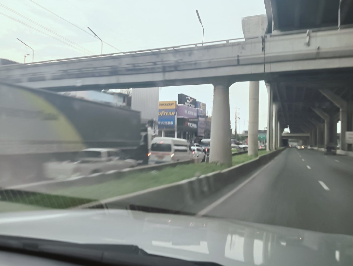 BushidoFire's tweet image. แจ้งข้อมูลตอนนี้จราจรติดขัดหนาแน่นมุ่งหน้าเทศบาลรังสิตราคากับจากโรงกษาปณ์มุ่งหน้าฟิวเจอร์รถติดยาวครับ 
CC. @fm91trafficpro @js100radio