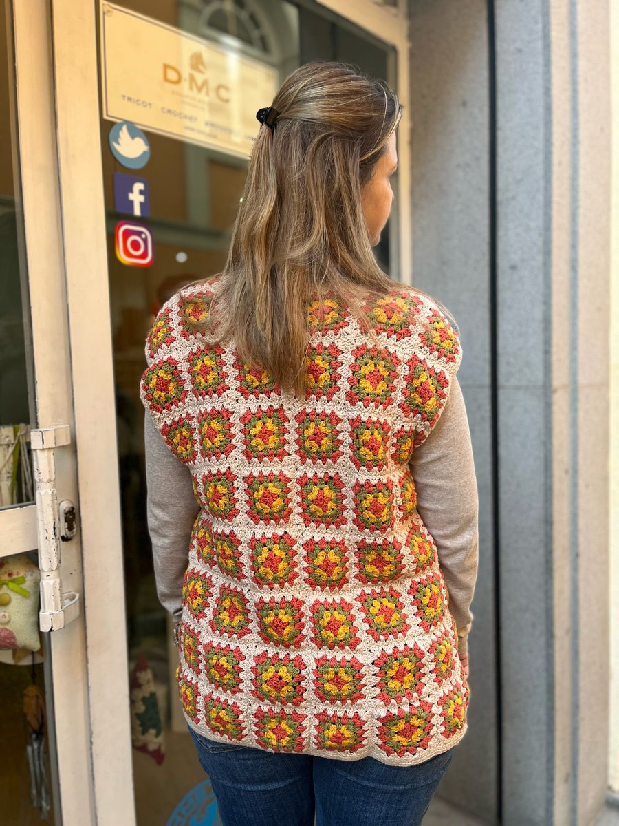 kekenacaceres's tweet photo. Nuestras clases de crochet 🧶 siguen dando sus frutos.

Cintia, una de nuestras tejedoras mas jóvenes, ha tejido un #chaleco con la técnica de granny square con algodoncito de #RosaCraft 🥰

¿Qué te parece?
Te leemos en comentarios 😉

#clases #patchwork #crochet https://t.co/t5UEpdSXoE
