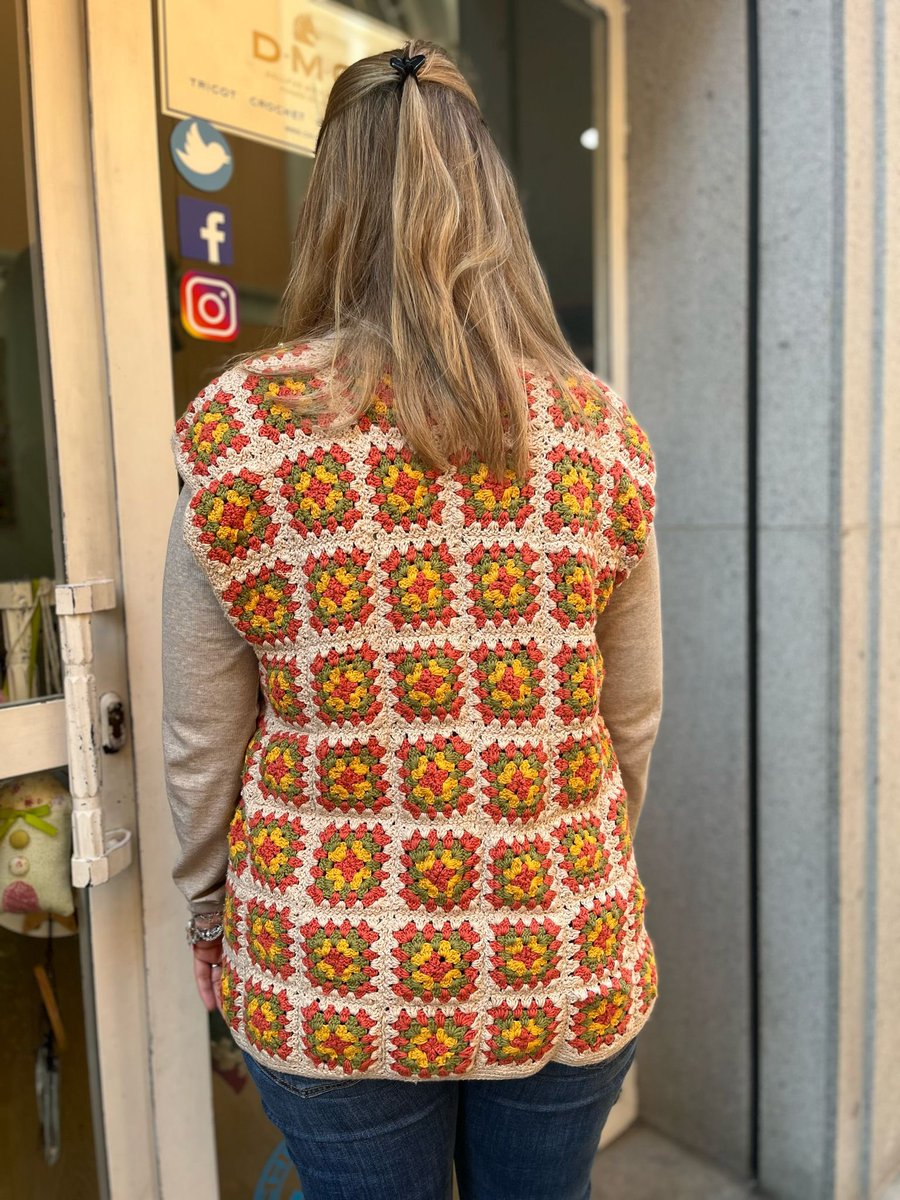 kekenacaceres's tweet photo. Nuestras clases de crochet 🧶 siguen dando sus frutos.

Cintia, una de nuestras tejedoras mas jóvenes, ha tejido un #chaleco con la técnica de granny square con algodoncito de #RosaCraft 🥰

¿Qué te parece?
Te leemos en comentarios 😉

#clases #patchwork #crochet https://t.co/t5UEpdSXoE