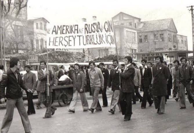 Saraylarda süremem
Dağlarda sürdüğümü
Bin cihana değişmem
Şu öksüz Türklüğümü