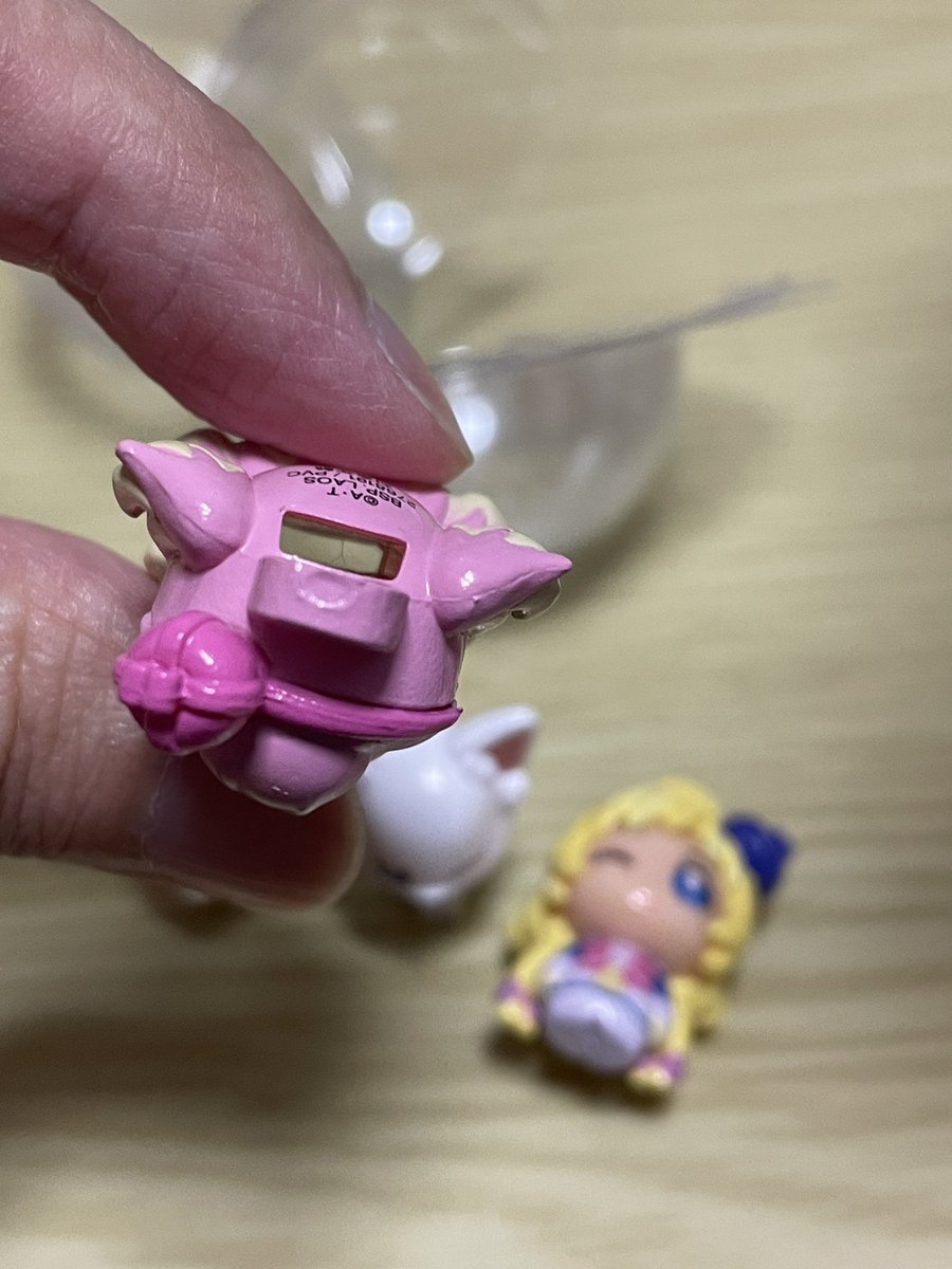 Precure_Pia2's tweet photo. ゲームセンターのクレーンゲームで取ったのはいいんだけど・・・びっくらたまごのマスコットは分かったけどこの四角い穴はなんの穴？？？
知ってる人いたら教えてー！！！

#わんだふるぷりきゅあ
#クレーンゲーム
#びっくらたまご https://t.co/lCu4q5bwYv