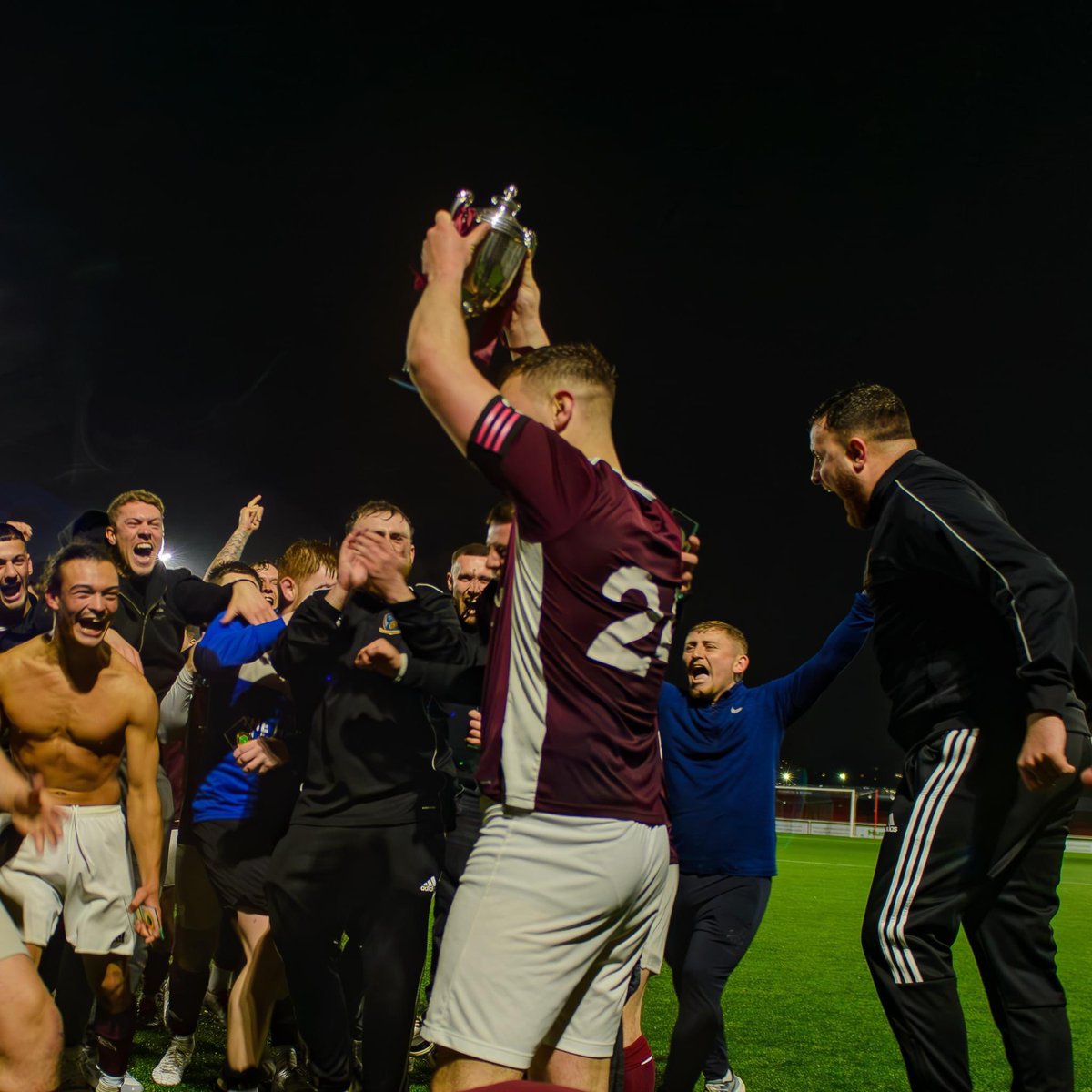 FC_Harrow's tweet photo. A year today since our Senior Cup final victory against CMS ❤️🤍 what a fucking night #UTA https://t.co/a8vxjCBcNY
