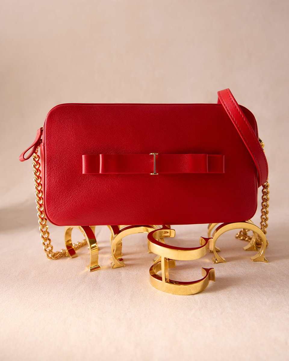 HouseofHerrera's tweet photo. There's no better plan for Mother's Day than twinning with Mom with #CHLacitoInsignia. Share CHic from our Leather Atelier.
#CHInsignia #CHCarolinaHerrera https://t.co/YZJNJIRh1X
