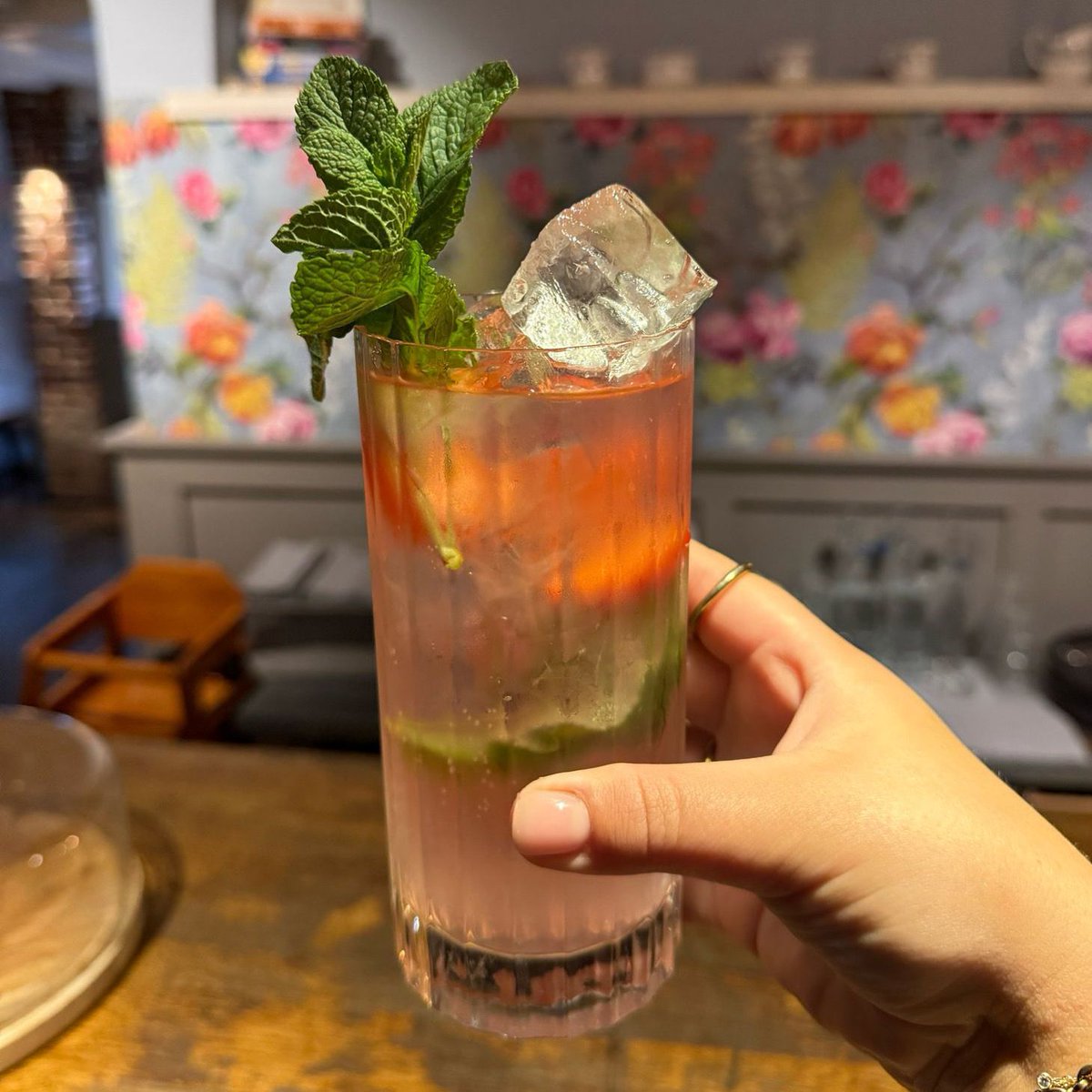 ditchlingbull's tweet image. Mocktails don’t have to be boring, try our new 0% Lime and mint cooler 🥒 #mocktails #alcoholfree #spritz #summer #youngs