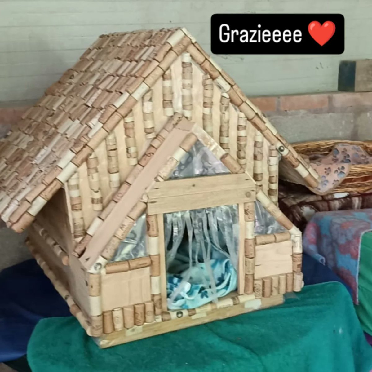 Oggi abbiamo ricevuto in dono questa bellissima cuccia ❤️❤️complimenti a chi l' ha realizzata👏👏👏