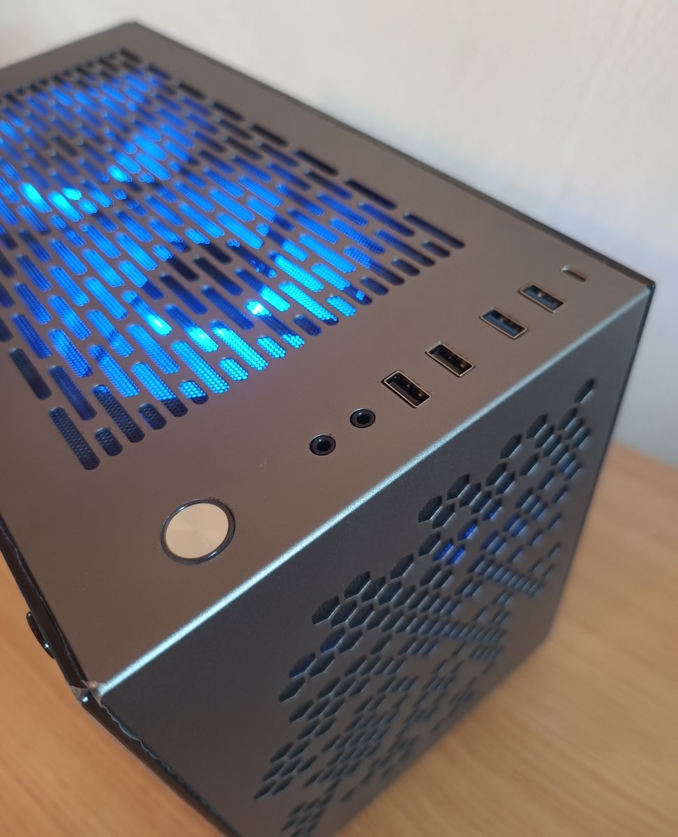 StellaPCs_nl's tweet photo. SFF PC met een verticale GPU #sff #sffpc #kolink #rgb #gamingpc #PCBuild https://t.co/oGYgd0XDJL