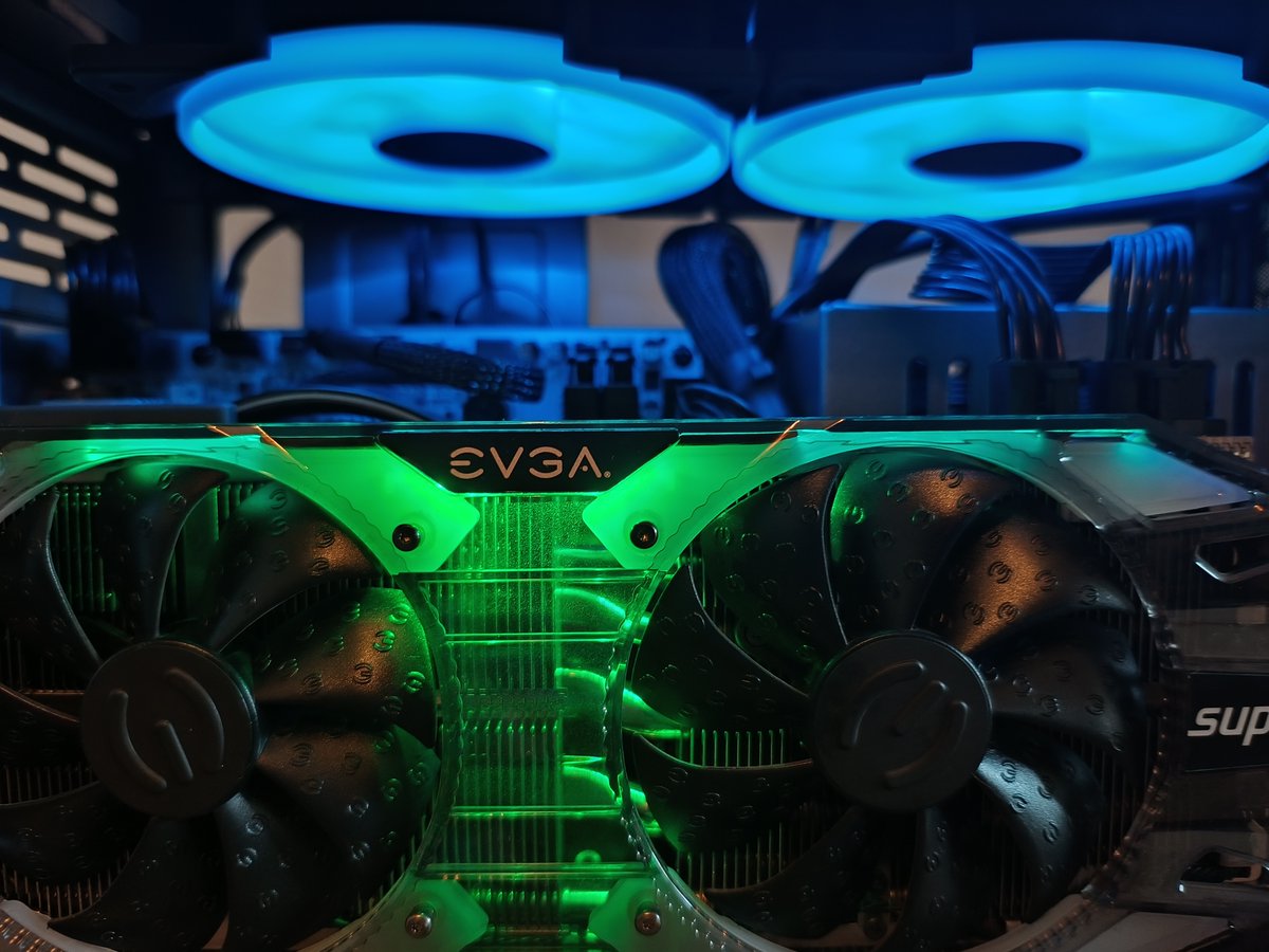 StellaPCs_nl's tweet photo. SFF PC met een verticale GPU #sff #sffpc #kolink #rgb #gamingpc #PCBuild https://t.co/oGYgd0XDJL