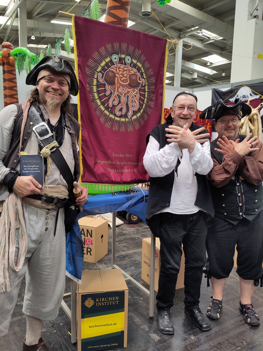 Heute wieder bester Dinge auf dem #Kirchentag #Hannover2025. 
📌Wo? Markt der Möglichkeiten, Halle 6, D42. 
Auf dem Bild (von links): Margaritos von Bucatini mit dem Evangelium (nach Bobby), Bruder Smutje und Bruder Mayo.
#MutigStarkBeherzt