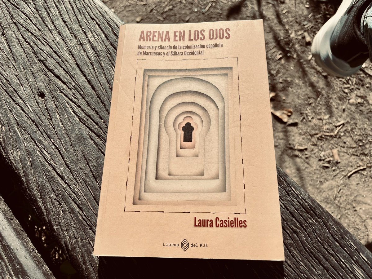 La reciente entrevista a <a href="/lauracasielles/">Laura Casielles</a> en @HETradio3 abrió interés sobre este «Arena en los ojos» (<a href="/librosdelko/">Libros del K.O.</a>) que, efectivamente, recoge una mirada muy directa y documentada a las relaciones en los siglos XIX y XX entre España y Marruecos-Sáhara Occidental; muy recomendable.
