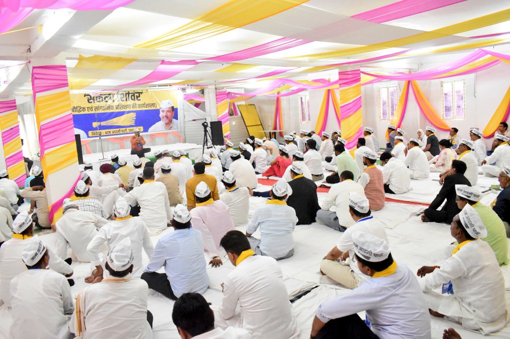 AAPUttarPradesh's tweet image. प्रयागराज में आम आदमी पार्टी उत्तर प्रदेश के दो दिवसीय “संकल्प शिविर” में पहुंचे प्रख्यात शिक्षाविद् @OjhaAvadh57 जी।

&quot;सांप्रदायिकता आपके मन में ठूँसा गया ज़हर है।&quot; - अवध ओझा जी।