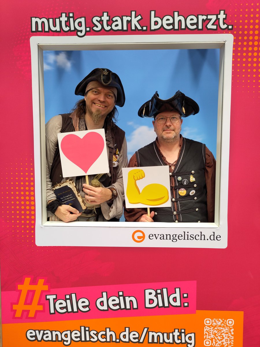 Auf dem 39. Deutschen Evangelischen #Kirchentag in #Hannover2025:
Bruder Mayo, Gründungsvorstand "40. Deutscher Evangelischer Kirchentag Düsseldorf 2027 e.V.", mit dem Sonderbeauftragten interreligiösen Dialog Margaritos von Bucatini.
#MutigStarkBeherzt