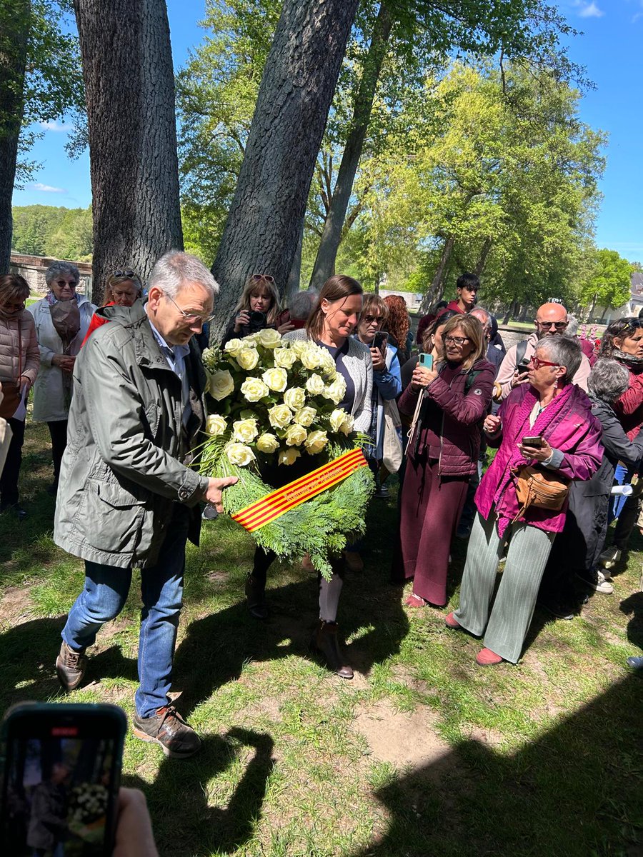 🕊️Avui i demà tenen lloc les commemoracions pel 80è aniversari de l’alliberament de Ravensbrück.

➡️Un camp de dones, on s'hi van internar més de 100 catalanes i espanyoles.

💐El director Jordi Font ha participat a l'ofrena a la placa col·locada per la Generalitat (2015).