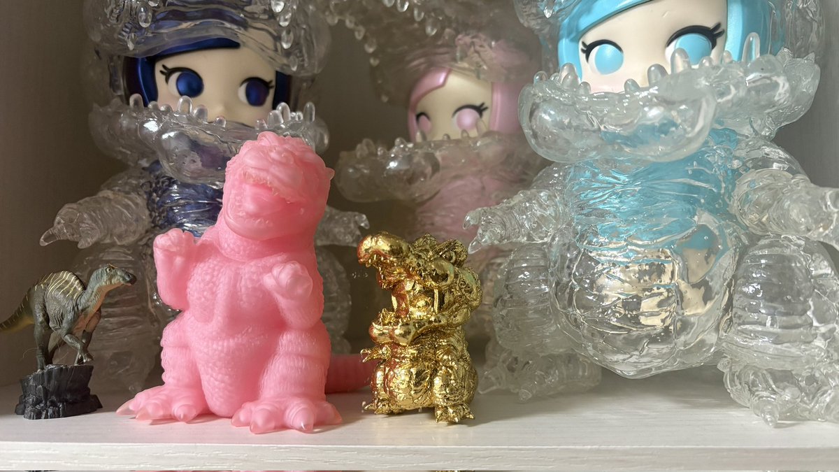 japantoyfactory's tweet photo. ／
GWフォロー&リポストキャンペーン🎁
＼

CUTIEスピノmini(金箔Ver.)を抽選でプレゼント👏

【応募方法】
1️⃣このアカウント(@japantoyfactory)をフォロー
2️⃣この投稿を「いいね」と「リポスト」
【応募期限】
5月6日(火)　20時まで

画像の内容をご確認の上ご応募お待ちしております‼️

Instagramでも同じキャンペーンやってます✨
出力品に金箔を貼るのは大変でしたがキラキラでゴージャスな仕上がりになりました🥹

#プレゼント企画開催中 
#ソフビ
#日本玩具製作所