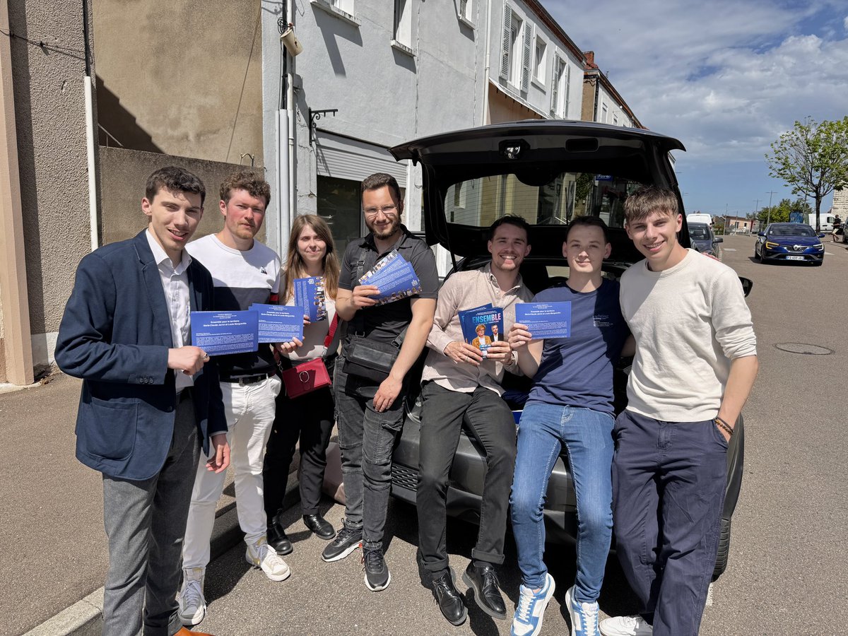 Sur le marché de Montceau-les-Mines ce matin, avec une formidable mobilisation de nos <a href="/JeunesMacron/">Les Jeunes avec Macron</a>71 ! 👏

Merci à <a href="/Margaux_mnfcn/">Margaux Montfalcon</a> et <a href="/Ambroise_Mejean/">Ambroise Méjean</a>, président des @JeunesMacron, pour leur présence !

Jusqu’à la fin de cette campagne, nous ne lâcherons rien ! 💪