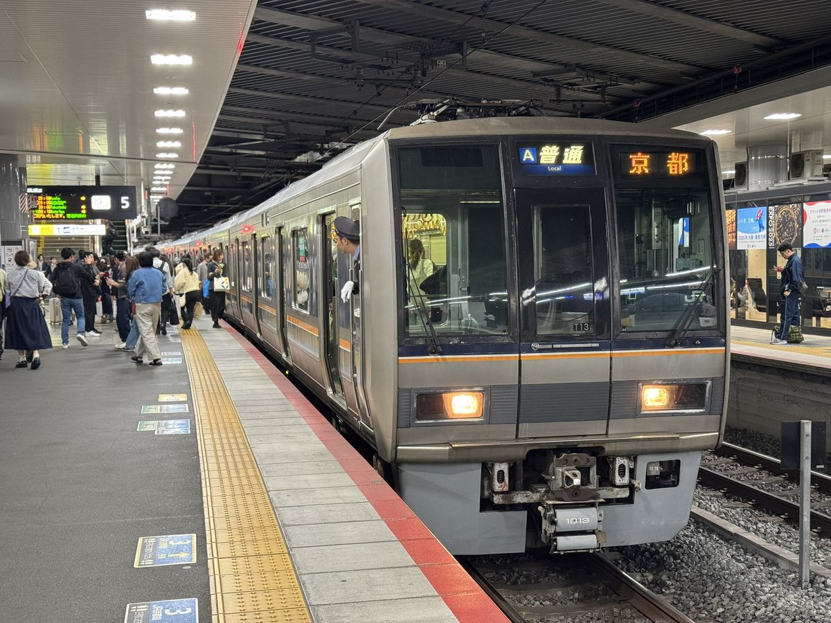 224C  207系T13+S27編成

本来なら新大阪6番乗り場のところ5番乗り場に変更になってます

新大阪駅にて