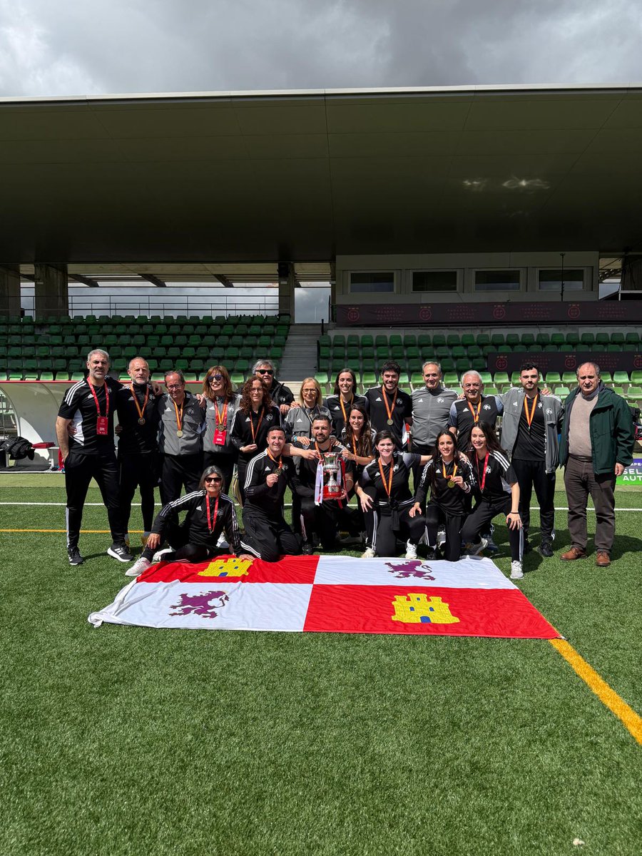 La primera en la mochila 🎒.  Estas chicas son muy grandes... y el cuerpo técnico también. EQUIPAZO <a href="/FCyLF/">RFCYLF</a> 🔴⚪️👊