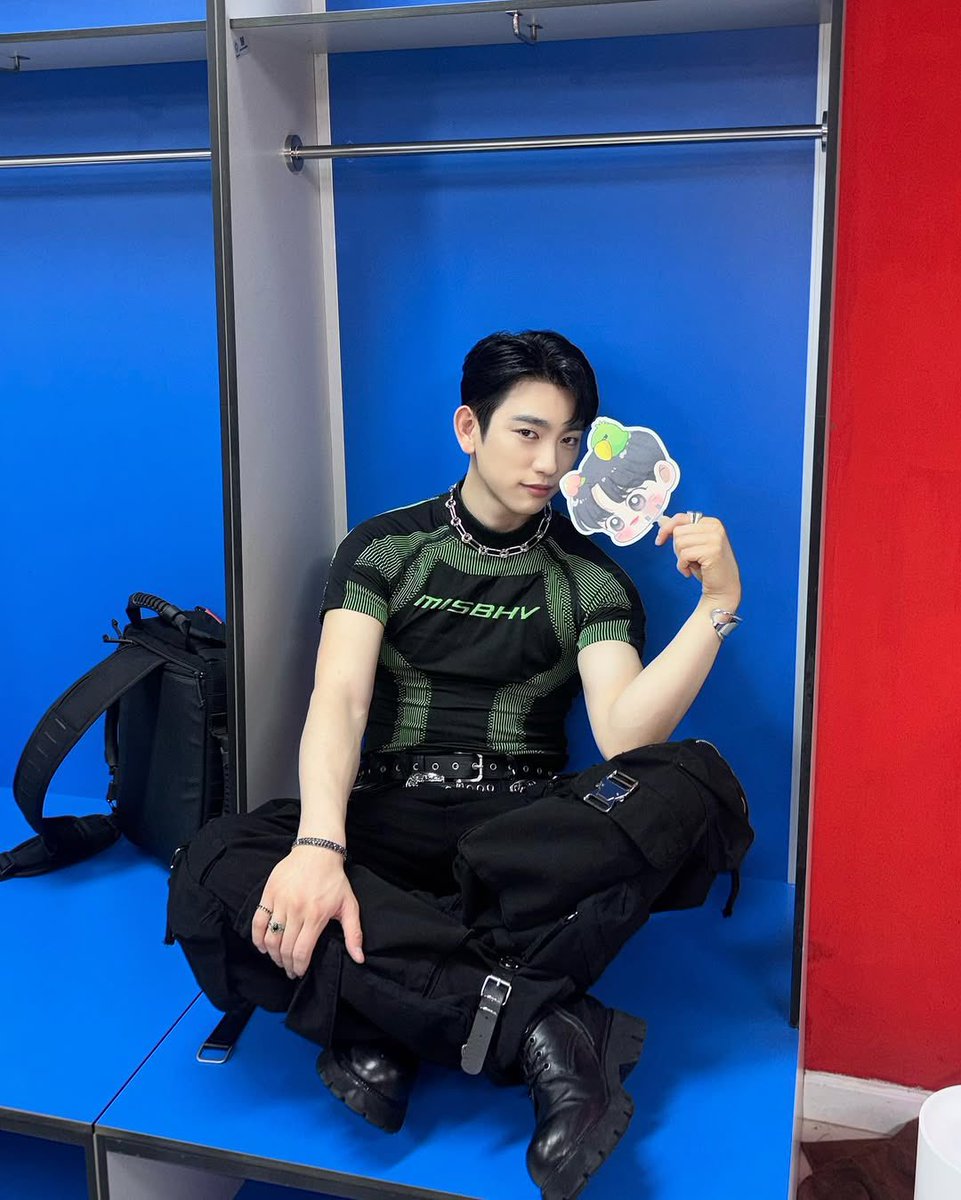 everlovejy's tweet photo. jinyoung’s manager truly takes such nice pics~ https://t.co/Dx8vhxZejy