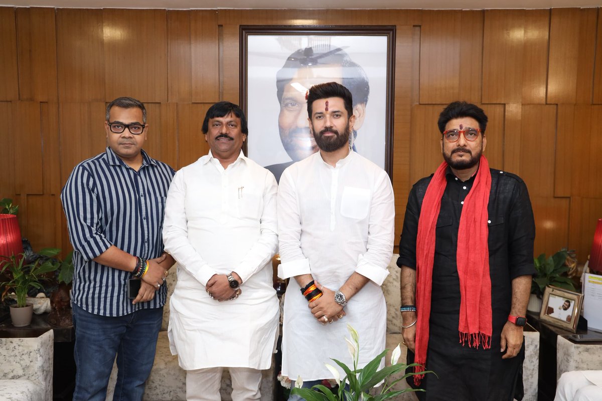Lok Janshakti Party (Ramvilas) (@ljp4india) on Twitter photo आज नई दिल्ली में पूर्व विधायक ई. सुनील जी ने पार्टी के राष्ट्रीय अध्यक्ष सह केंद्रीय मंत्री आदरणीय श्री <a href="/iChiragPaswan/">युवा बिहारी चिराग पासवान</a> जी से मुलाकात की। आज नई दिल्ली में पूर्व विधायक ई. सुनील जी ने पार्टी के राष्ट्रीय अध्यक्ष सह केंद्रीय मंत्री आदरणीय श्री <a href="/iChiragPaswan/">युवा बिहारी चिराग पासवान</a> जी से मुलाकात की।