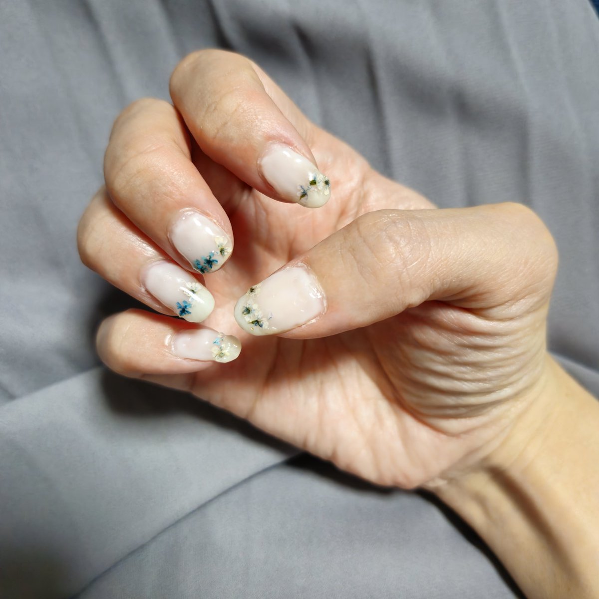 Chell_nail_'s tweet photo. GWネイル。
SMintのドライフラワーを
使ってみました!
フレンチっぽくしてみたんだけど、
めちゃくちゃかわいい…
他のお花もほしくなっちゃう!
#セルフネイル #ジェルネイル #ホワイトネイル #フラワーネイル #フレンチネイル #押し花ネイル #arkeytokyo #ネイル工房 #SMint https://t.co/eww6bbJKGc