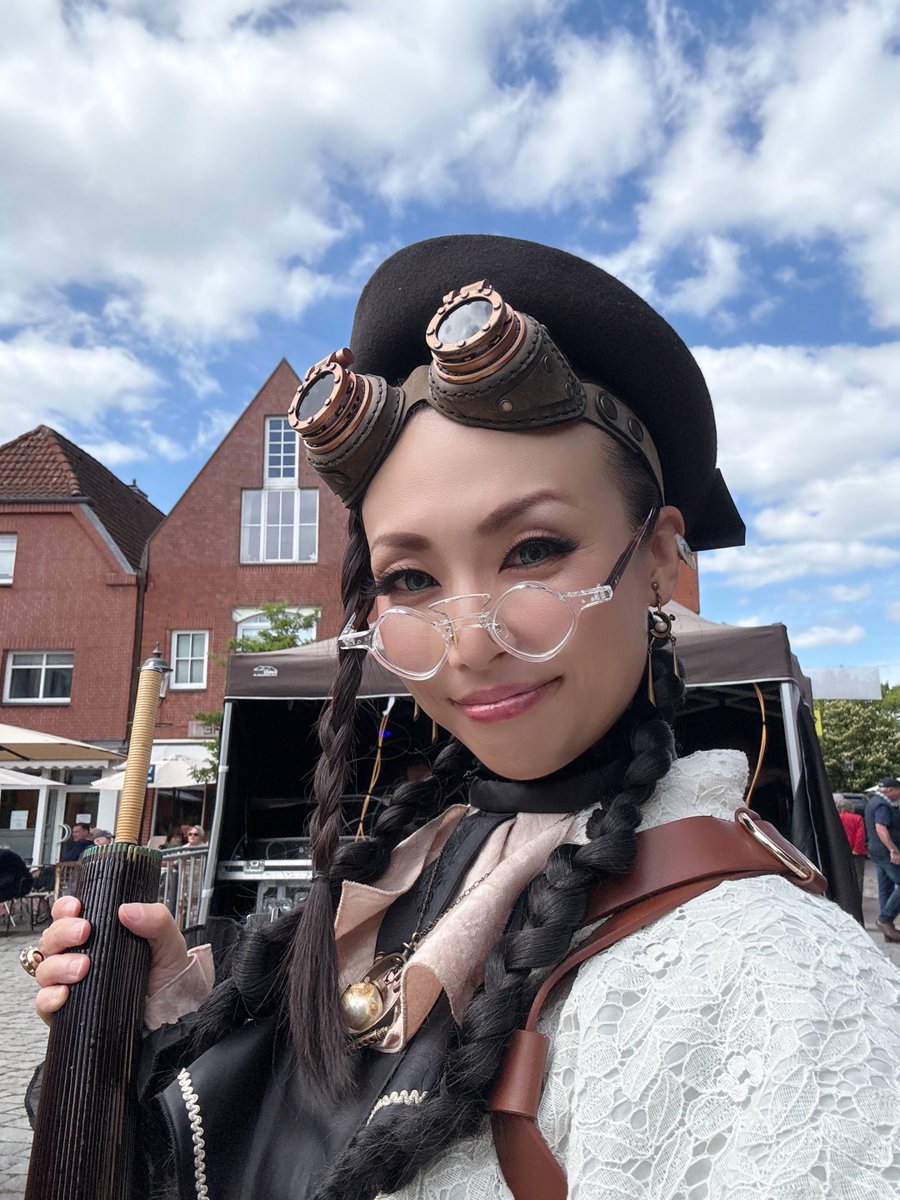 2日目！
みんな昨日よりドレスアップしてるし、あちこちで乗り物とか動き出してイベントが本気出してきた感ある！
#aethercircus 
#ドイツ蒸気紀行