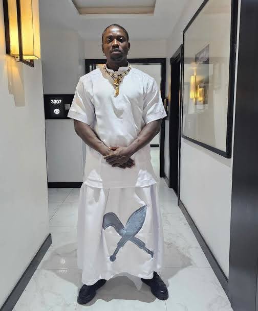 ChuksEricE's tweet photo. "Dear GTBank, since you’ve decided to play games, kindly show Nigerians everything that happened inside the bank while VeryDarkMan was there."🧎🫵

—Kokopee reacts, hours after GTBank released CCTV footage showing VDM entering their bank yesterday.

. https://t.co/HecdUKlZzL