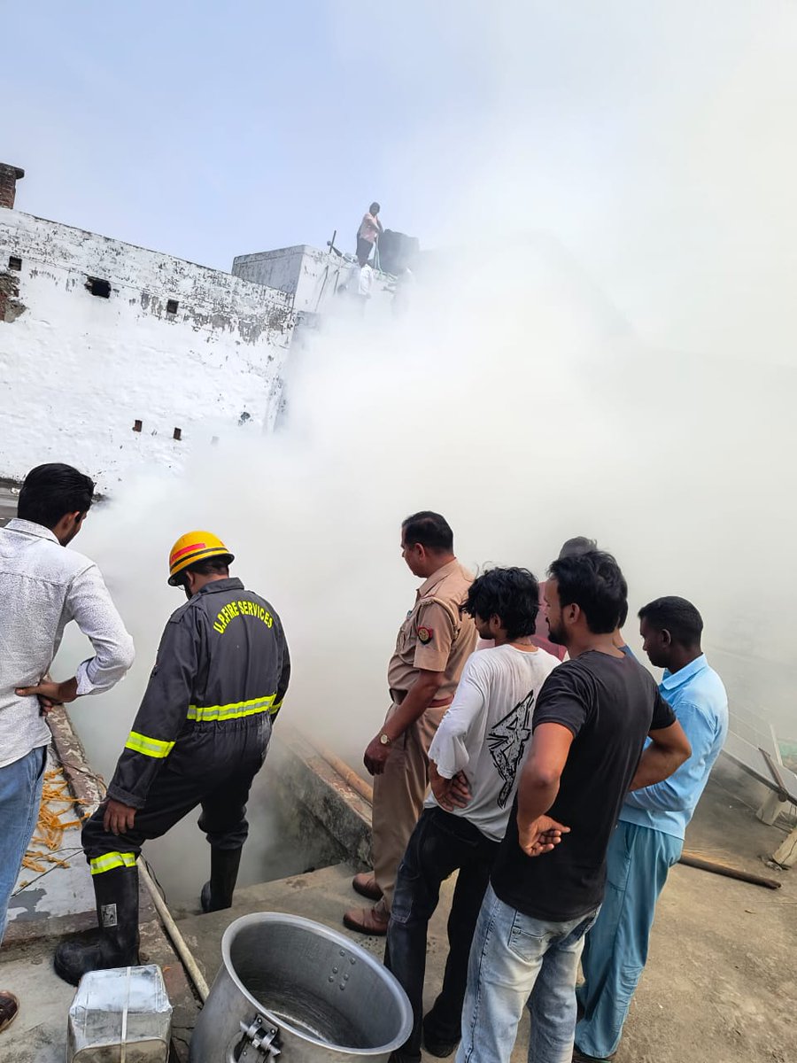 BIJNOR FIRE & EMERGENCY SERVICE (@firebijnor) on Twitter photo <a href="/FireBijnor/">BIJNOR FIRE & EMERGENCY SERVICE</a> द्वारा आज दिनांक: 03.05.2025 को समय 13:13 बजे मोहल्ला घास मण्डी नहटौर, थाना नहटौर मस्जिद के स्टोर रूम में लगी आग को तत्काल मौक़े पर पहुँचकर कड़ी मेहनत एवं सूझ बुझ के साथ पूर्ण रूप से बुझाकर शांत किया। कोई जनहानि नहीं हुई। <a href="/fireserviceup/">Fire & Emergency Services Uttar Pradesh Police</a> <a href="/bijnorpolice/">Bijnor Police</a> <a href="/FireBijnor/">BIJNOR FIRE & EMERGENCY SERVICE</a> द्वारा आज दिनांक: 03.05.2025 को समय 13:13 बजे मोहल्ला घास मण्डी नहटौर, थाना नहटौर मस्जिद के स्टोर रूम में लगी आग को तत्काल मौक़े पर पहुँचकर कड़ी मेहनत एवं सूझ बुझ के साथ पूर्ण रूप से बुझाकर शांत किया। कोई जनहानि नहीं हुई। <a href="/fireserviceup/">Fire & Emergency Services Uttar Pradesh Police</a> <a href="/bijnorpolice/">Bijnor Police</a>