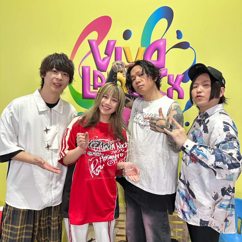 LINEVOOM_Japan's tweet photo. ＼⋱『VIVA LA ROCK 2025』プレゼントキャンペーン🎁／⋰

#ビバラ に出演した #MOSHIMO のサイン入りパネルが当たる✨

▼応募方法
このアカウントをフォロー
この投稿をリポスト（RT）

▼キャンペーン規約
https://t.co/AHY77aBB3o

⇩LIVE配信もチェック🎸
📅5/3（土）～5/6（火）毎日よる7時～