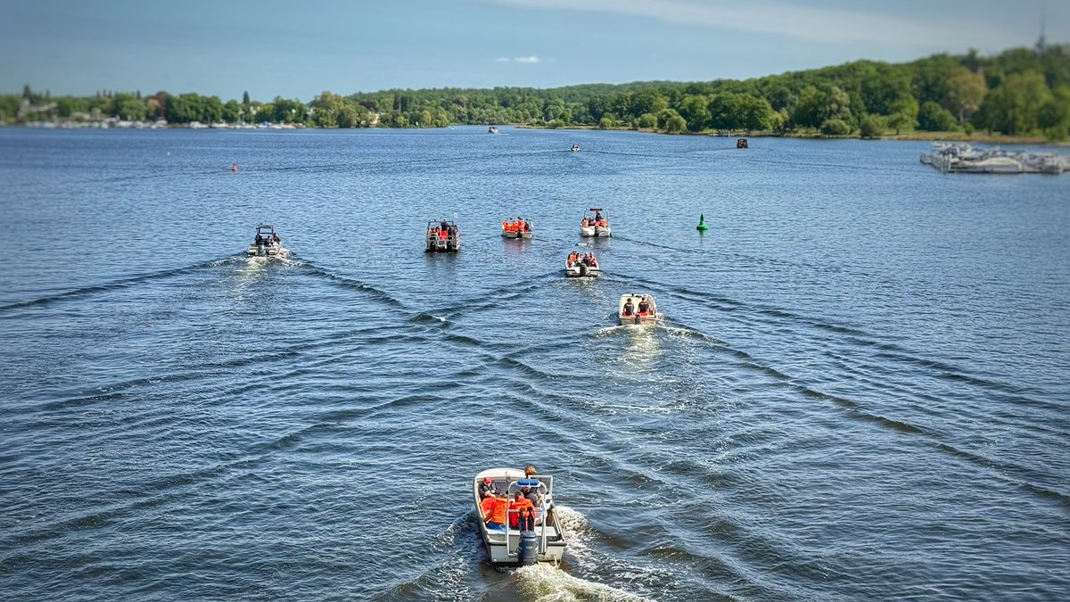 Feuerwehr Potsdam (@fwpotsdam) on Twitter photo 🛟Saisonstart 2025 bei der <a href="/wasserwacht_pdm/">DRK-Wasserwacht Potsdam</a> – gemeinsam mit <a href="/Mike_Schubert/">Mike Schubert</a>! Für sichere Gewässer braucht’s Teamwork: Baderegeln beachten, Schifffahrt respektieren, Natur schützen.
Wir sind bereit – bleibt ihr es auch!
#Wasserwacht #FürPotsdamImEinsatz #Sicherheit #Ehrenamt
^mb 🛟Saisonstart 2025 bei der <a href="/wasserwacht_pdm/">DRK-Wasserwacht Potsdam</a> – gemeinsam mit <a href="/Mike_Schubert/">Mike Schubert</a>! Für sichere Gewässer braucht’s Teamwork: Baderegeln beachten, Schifffahrt respektieren, Natur schützen.
Wir sind bereit – bleibt ihr es auch!
#Wasserwacht #FürPotsdamImEinsatz #Sicherheit #Ehrenamt
^mb
