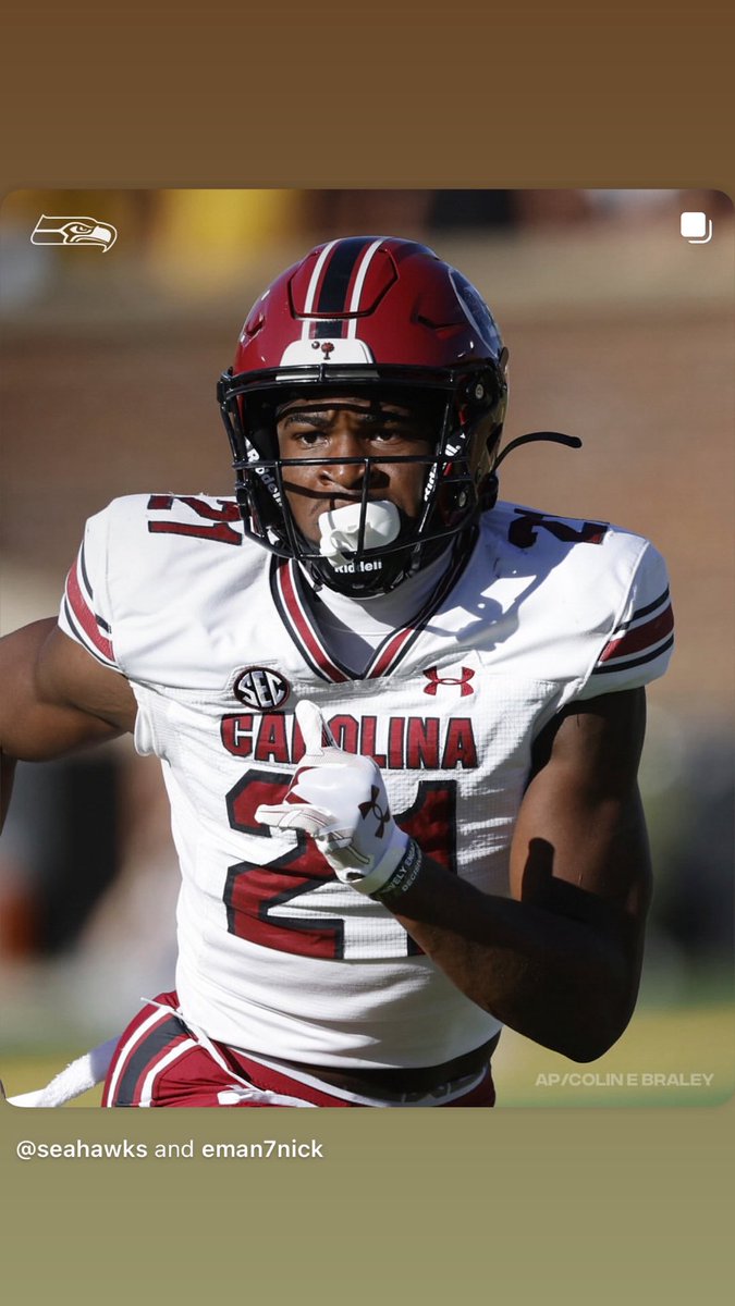 RyanDrakeford's tweet photo. I am blessed to have received my fifth Division I offer from South Carolina Football. I want to express my deepest gratitude to all the coaches who helped me get here 🙏🏽. @McDCoachSule @togray14 @BigTimerCox @South__Carolina @GamecockFB @RocCarmichael @EdOBrienCFB https://t.co/izuMArc8aI