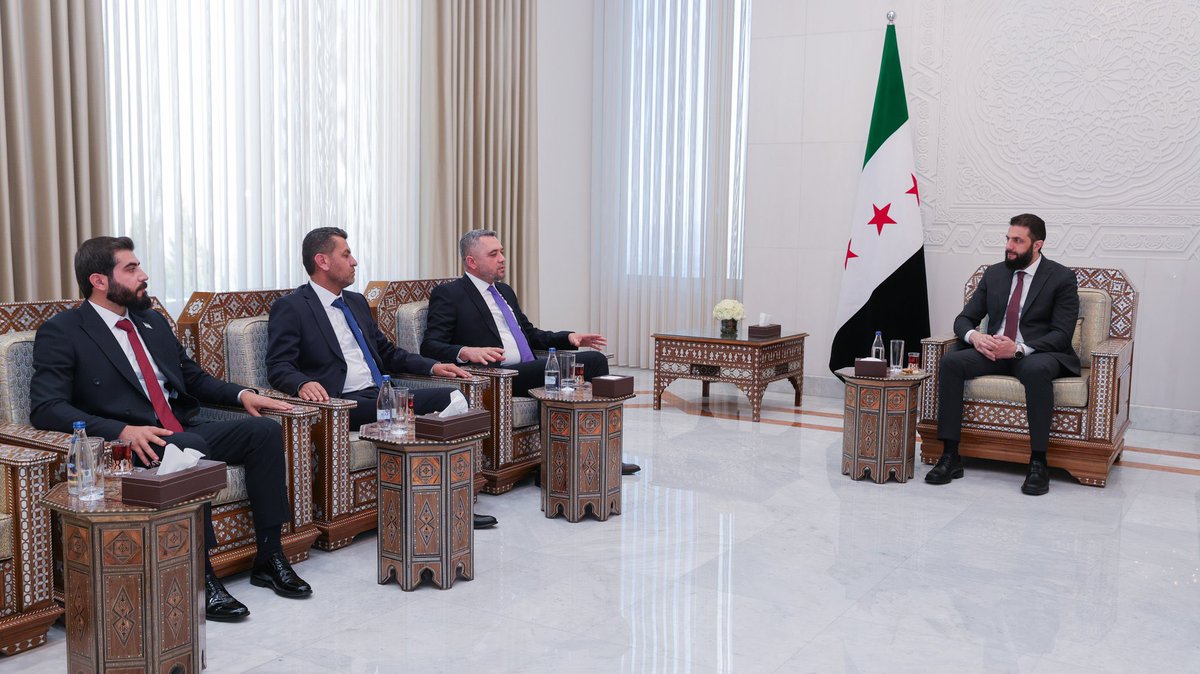 Suriye Türkmen Meclisi Başkanı Faysal Cuma Öztürk, Suriye Cumhurbaşkanı Sayın Ahmet El Şara ile biraraya geldi. 

Görüşmede Cumhurbaşkanı El Şara, Türkmenlerin Suriye tarihi buyunca, özellikle devrim yıllarında büyük fedakarlıklarda bulunduklarını ve yeni Suriye'nin inşasında
