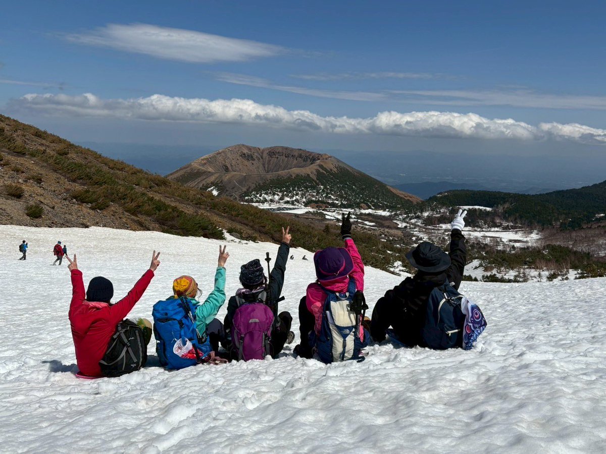 3chan_ribe's tweet photo. 【福島県】が誇る
魔女の瞳登山オフ会行ってきました。
フェス��フルーツかき氷🍧の成功を願い最高のお天気の中での山行でした。
魔女の瞳もソリ滑り楽しい一日でした。
今年もやります。
フルーツかき氷🍧完売目指し走り抜きますよ✌︎('ω')✌︎ https://t.co/Uhum4ImYjd