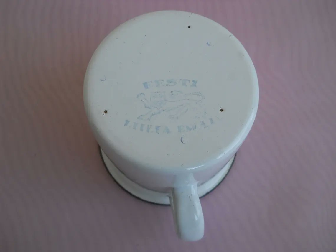 IGOR2691's tweet photo. #Vintage #rustic #design white #enamel Mug With Black Lip. #Soviet #Retro 1970s #Kitchenvintage #rusticvintage #etsy https://t.co/quNNr9KSTu https://t.co/m45XQCeFS0