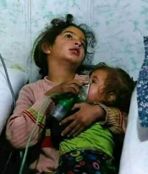 Spoczywaj w pokoju... Odeszłaś z tego świata, próbując uratować swoją maleńką siostrzyczkę... Powiedz mi, moje małe dziecko, skąd nauczyłaś się tej całej macierzyńskiej troski? Na Boga, skąd wzięłaś tyle poświęcenia, rezygnując z siebie, walcząc o życie jak ona? Jak zdołałaś tak