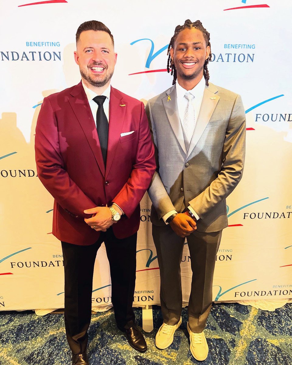 lukeloucks's tweet image. Had a great time raising money with @DickieV for @TheVFoundation and cancer research. Special event for a special cause.
This was extra meaningful for one of my players, @AJ_Swinton23, who has a history of cancer in his family.