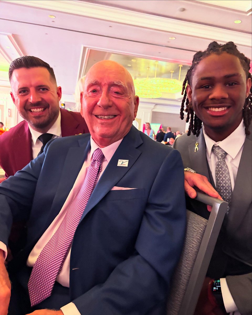 lukeloucks's tweet image. Had a great time raising money with @DickieV for @TheVFoundation and cancer research. Special event for a special cause.
This was extra meaningful for one of my players, @AJ_Swinton23, who has a history of cancer in his family.