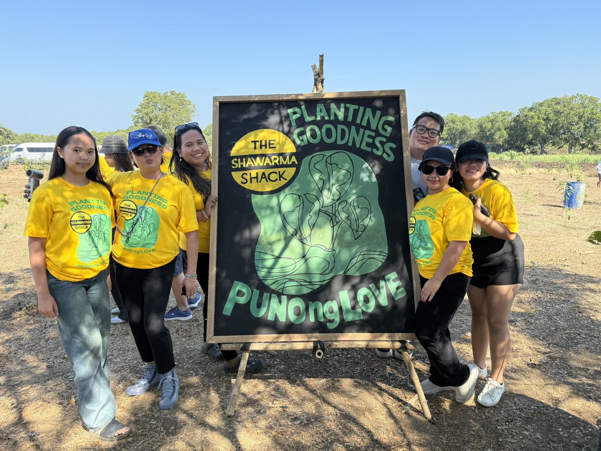 Listaz representatives with Direk Peewee 😊

DJP PLANTING GOODNESS

#DJPxShawarmaShack
#PunoNgLove