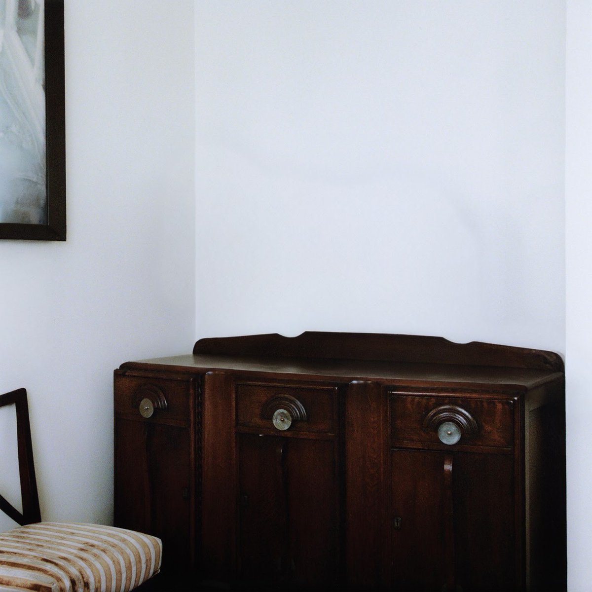 guys i’m redecorating, what should i put here? 💚