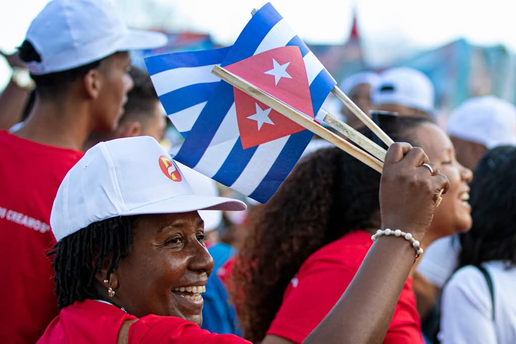 Las mujeres cubanas son sostén de la patria y blanco directo del bloqueo de EEUU contra #Cuba 🇨🇺. 
Pero son firmes a pesar de las inmensas adversidades. ¡Que vivan las mujeres cubanas!