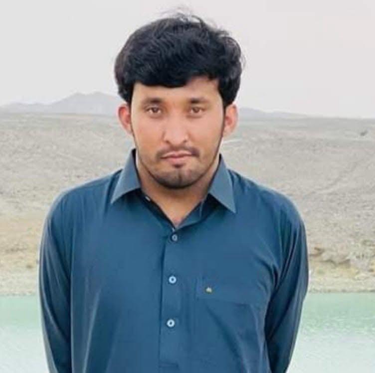 SBaloch223's tweet photo. لومز اتھل کے اسٹوڈنٹ بلیدہ کیچ کے رہائشی شاہنواز بلوچ کو کراچی کے نیول کالونی میں 30 اپریل کی رات کو جبری اغواء کے بعد لاپتہ کردیا گیا ہے۔ وہ اپنے گھر والوں کو علاج کے سلسلے میں کراچی لایا تھا۔ ایک باعلم نوجوان کا گھر سے نکلنا و جینا محال بنا دیا گیا ہے۔
#ReleaseShahnwazBaloch https://t.co/sZ7XTTosLd