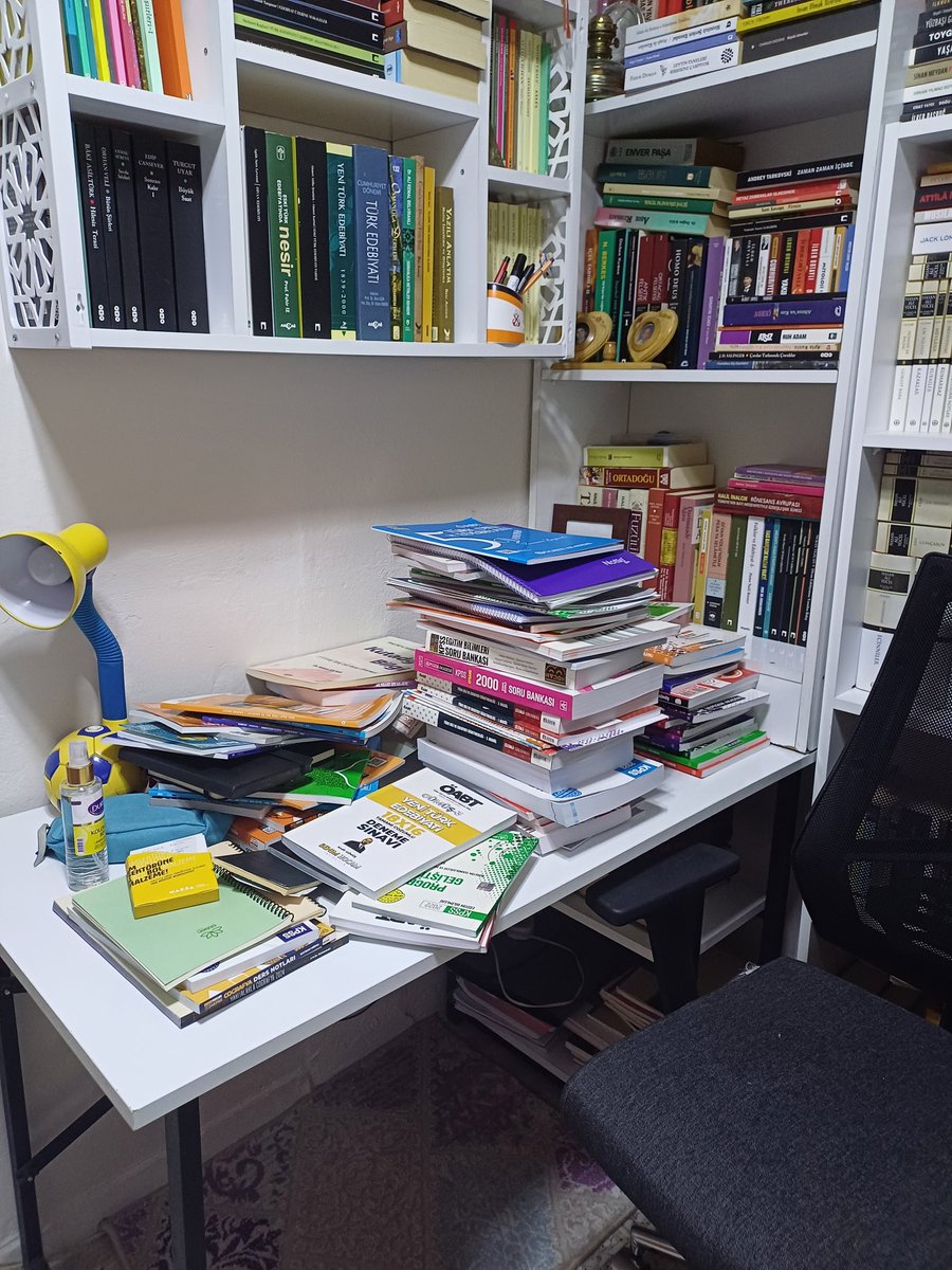 romaneskbiri's tweet photo. Biz daha ne yapalım? @Yusuf__Tekin 
Üniversitede derece yaptık.
KPSS'de derece yaptık.
Yüzlerce kitap bitirdik.
Sıralamalarımız son 22 yılda her halükârda atanmaya yetiyor.
5 ay önce tamamlanan atamalarda 796 kişi alan bir alan 5 ay sonra 29 alıyor. Plan?
#EkAtama2024KPSS https://t.co/psFMRtuR8N