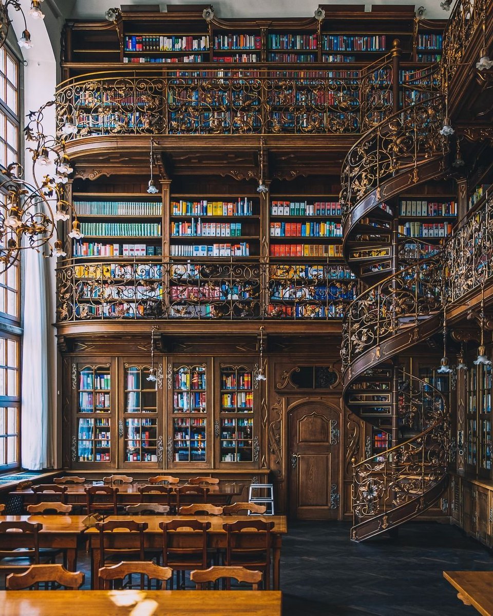 Las bibliotecas más bellas de Europa

Abro hilo 🧵

1/ Biblioteca Municipal de Derecho de Munich, Munich, Alemania 🇩🇪

Ubicada en Neues Rathaus, una obra maestra del Renacimiento gótico, esta encantadora biblioteca cuenta con una cautivadora escalera de caracol adornada con
